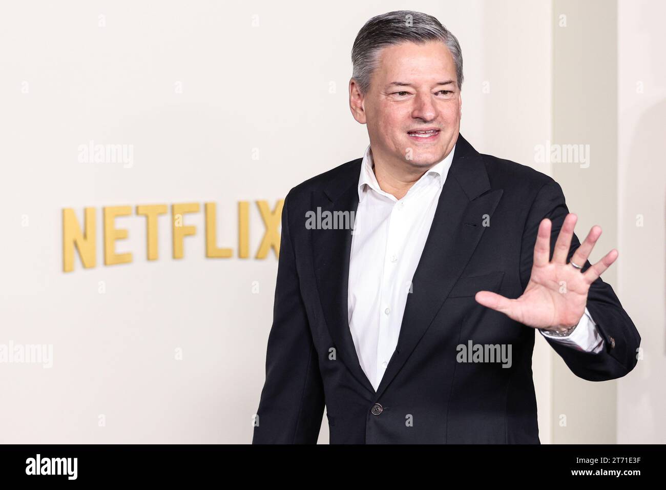 Westwood, Stati Uniti. 12 novembre 2023. WESTWOOD, LOS ANGELES, CALIFORNIA, USA - 12 NOVEMBRE: Il co-CEO di Netflix Ted Sarandos arriva alla premiere di Los Angeles della sesta stagione di Netflix "The Crown", parte 1, tenutasi al Regency Village Theatre il 12 novembre 2023 a Westwood, Los Angeles, California, Stati Uniti. (Foto di Xavier Collin/Image Press Agency) credito: Image Press Agency/Alamy Live News Foto Stock