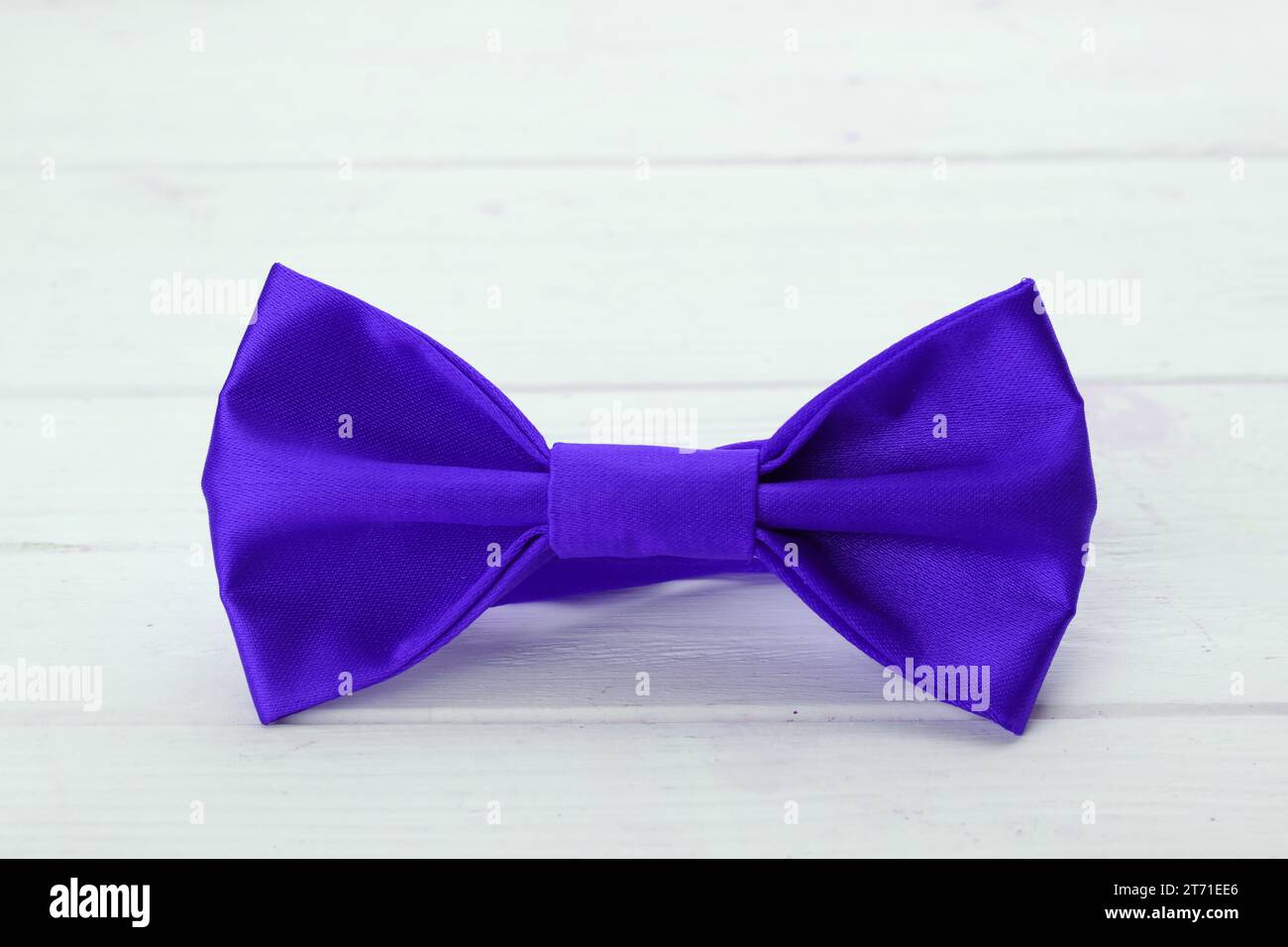 Elegante cravatta blu neon su tavolo in legno bianco, primo piano Foto Stock