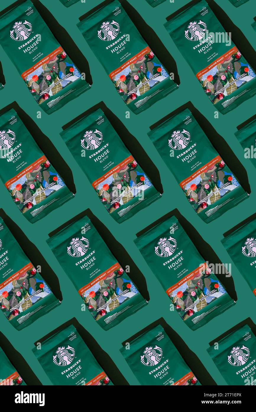Confezione di caffè Starbucks. Sfondo con motivo verde. Mescolare il chicco di caffè con note di toffee. Vista dall'alto della confezione con aspirapolvere. Logo del marchio Foto Stock