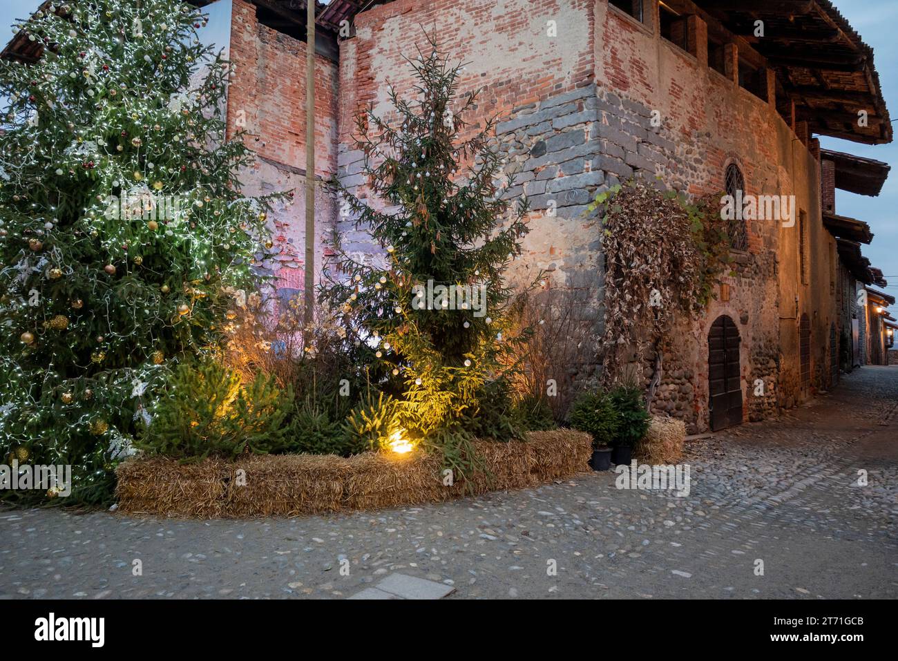 Italia, ricetta di Candelo. Panorama del borgo medievale con abete e albero di Natale decorato. Storia e cultura dell'Italia e dell'Europa. Foto Stock