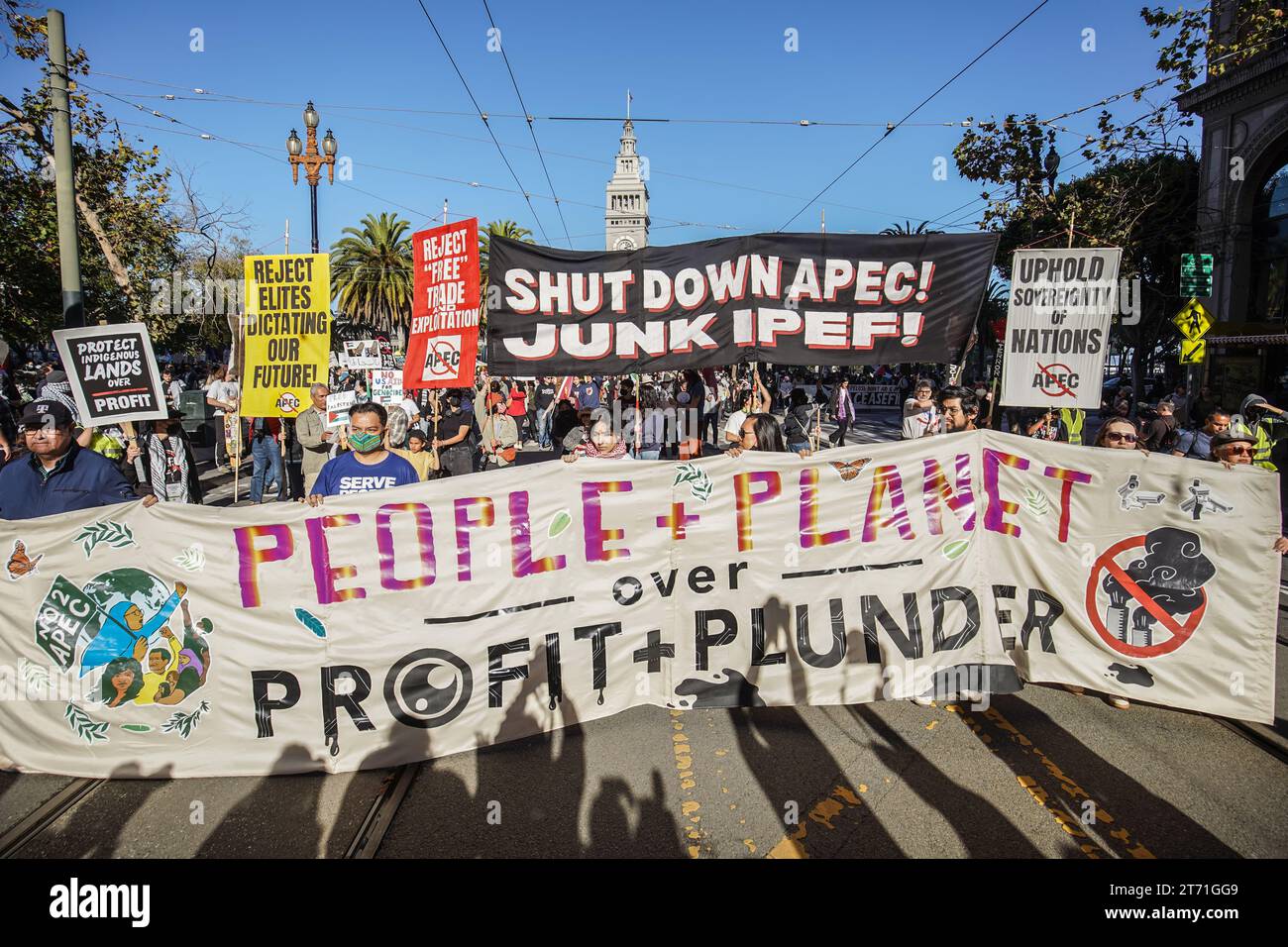 San Francisco, Stati Uniti. 12 novembre 2023. La gente tiene striscioni e cartelli mentre marciano per strada. L'Asia-Pacific Economic Cooperation (APEC) ospiterà il suo summit del 2023 a San Francisco, California, dall'11 al 17 novembre, principalmente al Moscone Center. Il vertice attira leader e rappresentanti commerciali di varie nazioni, impegnandosi in discussioni su diverse questioni globali. Tuttavia, il 12 novembre, una protesta sostanziale si svolge per le strade di San Francisco, attirando migliaia di manifestanti di vari gruppi, tra cui quelli che sostengono il cambiamento climatico e. Foto Stock