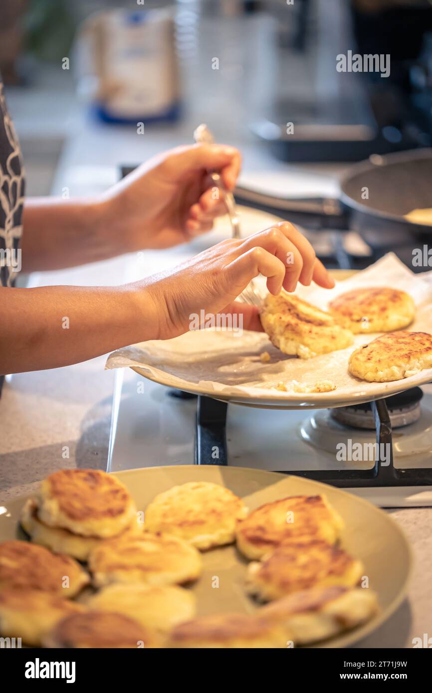 Il processo di preparazione di cheesecake e frittelle di formaggio cottage. Foto Stock
