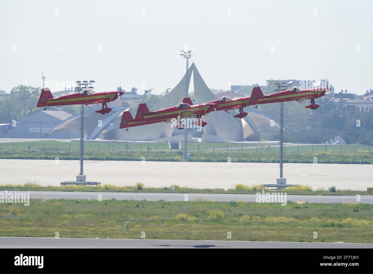 ISTANBUL, TURKIYE - 01 MAGGIO 2023: Marocchina marocchina verte - presentazione della squadra di dimostrazione acrobatica di marcia verde all'aeroporto Ataturk di Istanbul durante Teknofes Foto Stock