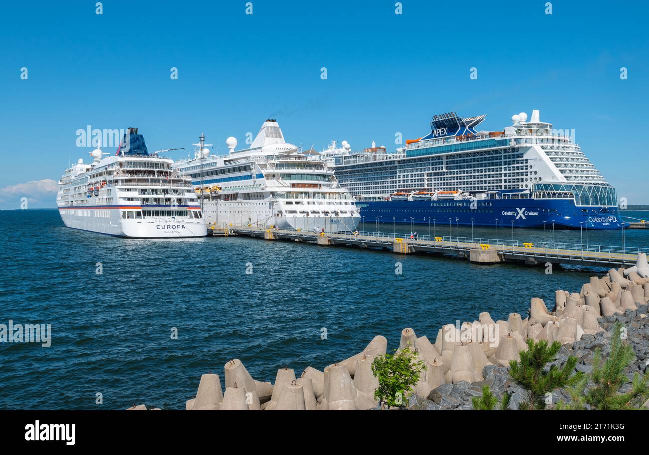 Tallinn, Estonia - 24 luglio 2023: Navi da crociera nel porto di Tallinn. Hapag-Lloyd Cruises Europa, Aida Cruises Avitak e Celebrity Cruises Apex. Foto Stock