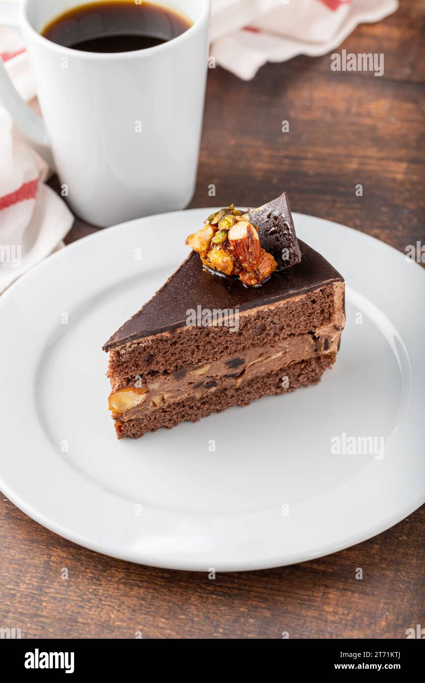 Deliziosa torta al cioccolato e al pistacchio su fondo di legno scuro Foto Stock