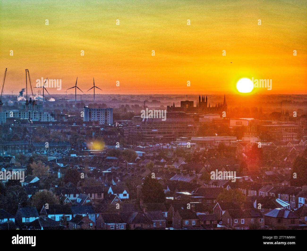 Peterborough, Regno Unito. 11 novembre 2023. Un bell'alba per un inizio freddo della giornata a Peterborough, Cambridgeshire, Regno Unito, l'11 novembre 2023. Credito: Paul Marriott/Alamy Live News Foto Stock