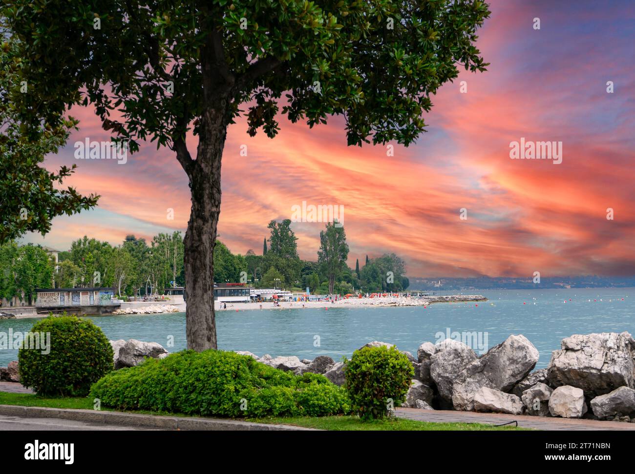 tramonto sul lago di garda con spiaggia, italia Foto Stock