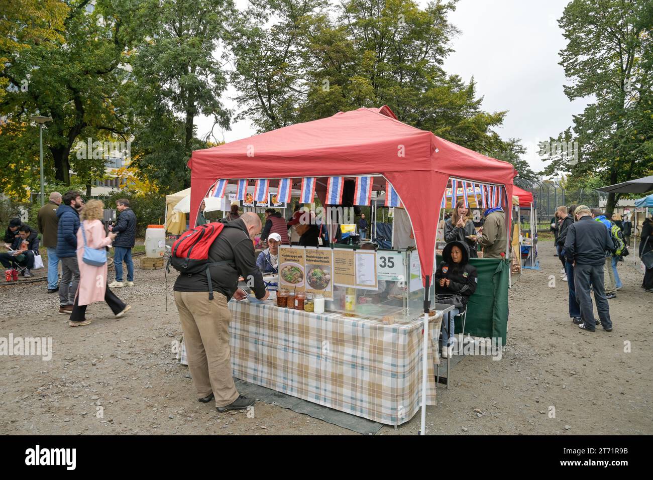 Streetfood Thaimarkt im Preußenpark, Wilmersdorf, Charlottenburg-Wilmersdorf, Berlino, Deutschland Foto Stock