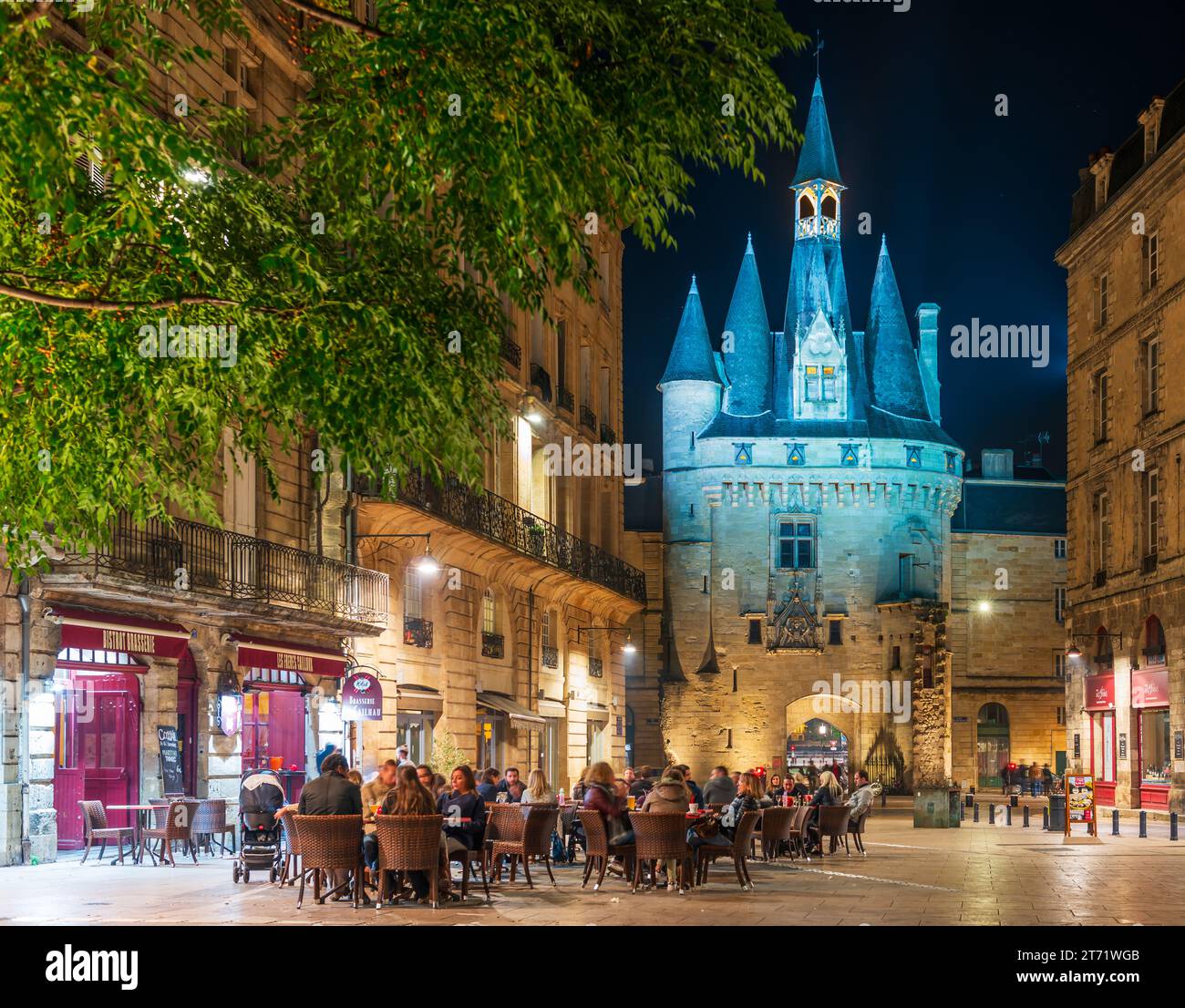 Porta di Cailhau sulla piazza del Palazzo, di notte, a Bordeaux, in Gironde, in Nouvelle-Aquitaine, Francia Foto Stock