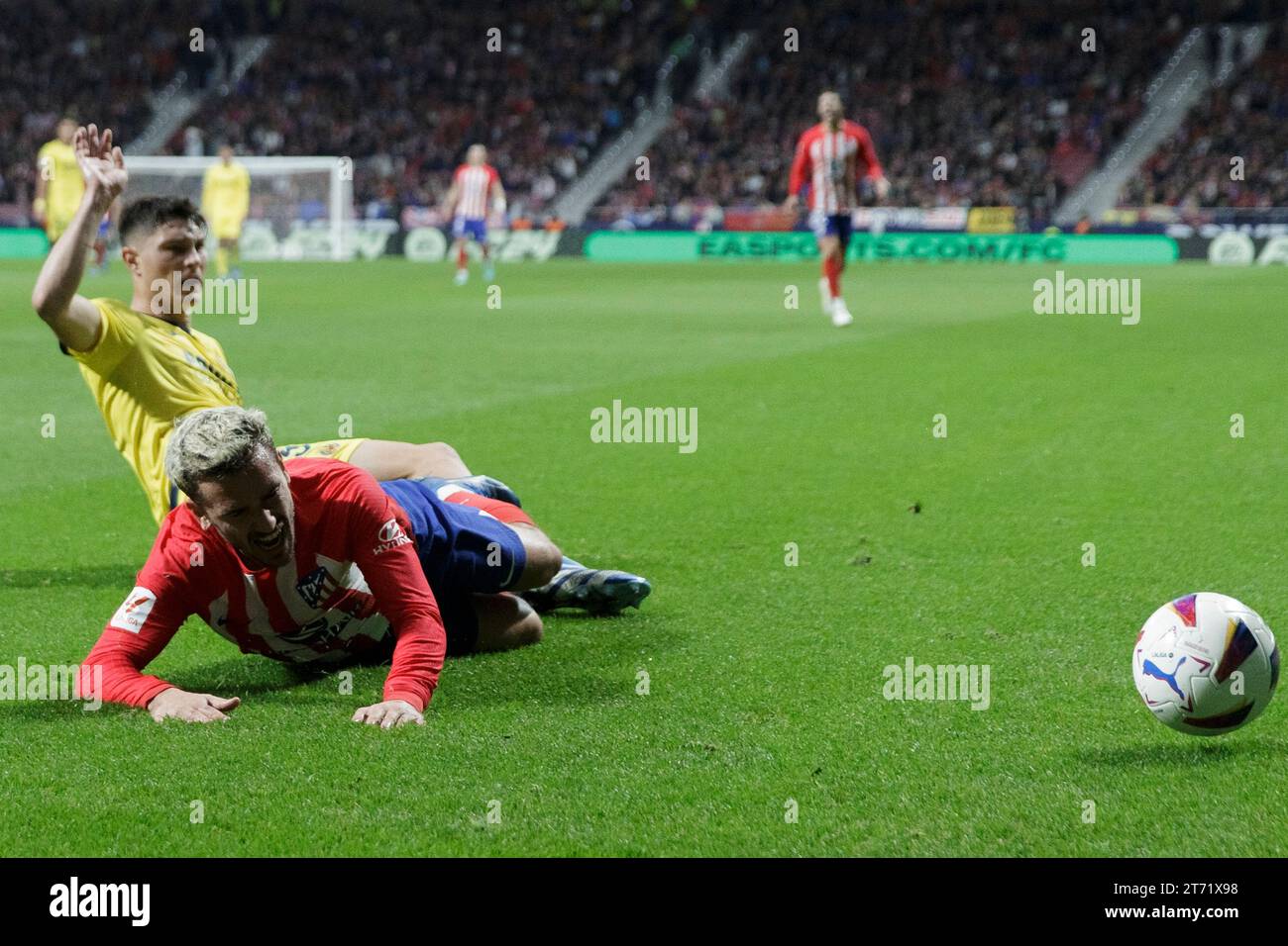 Antoine Griezmann dell'Atletico de Madrid e Jorge Cuenca di Villarreal in azione durante la partita di la Liga 2023/24 tra Atletico de Madrid e Villarreal allo Stadio Civitas Metropolitano. Punteggio finale; Atletico de Madrid 3:1 Villarreal (foto di Guillermo Martinez / SOPA Images/Sipa USA) Foto Stock