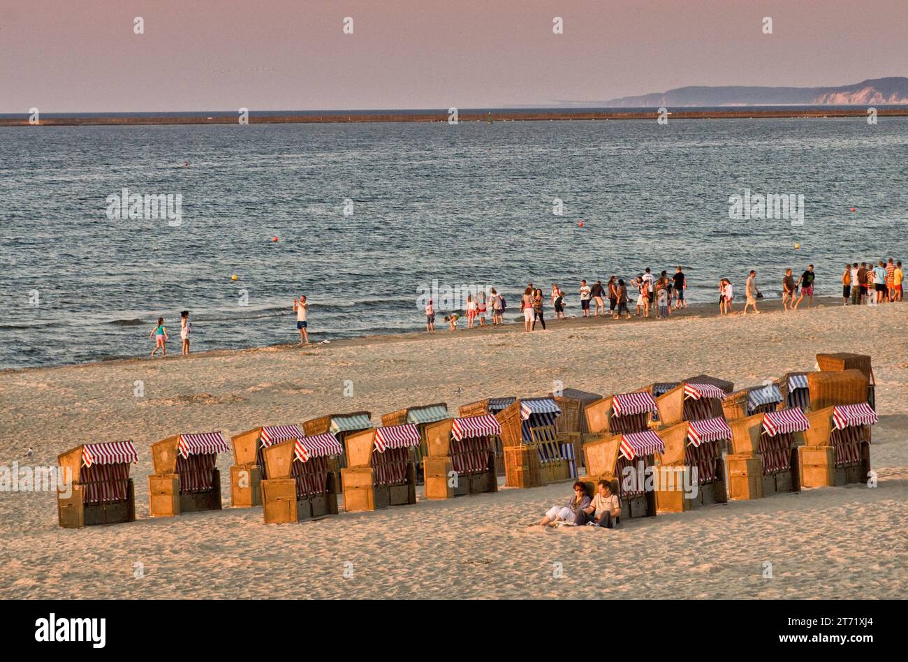 Sdraio in vimini al tramonto sulla spiaggia del Mar Baltico a Swinoujscie sull'isola di Uznam in Pomerania, Voivodato della Pomerania occidentale (Zachodniopomorskie), Polonia Foto Stock