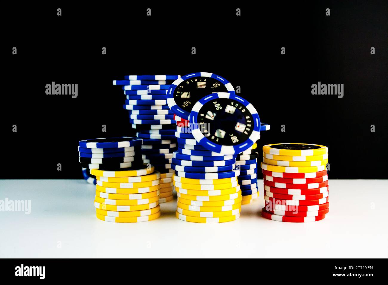 Dettaglio di chip poker in movimento; dettaglio di chip poker in movimento Foto Stock