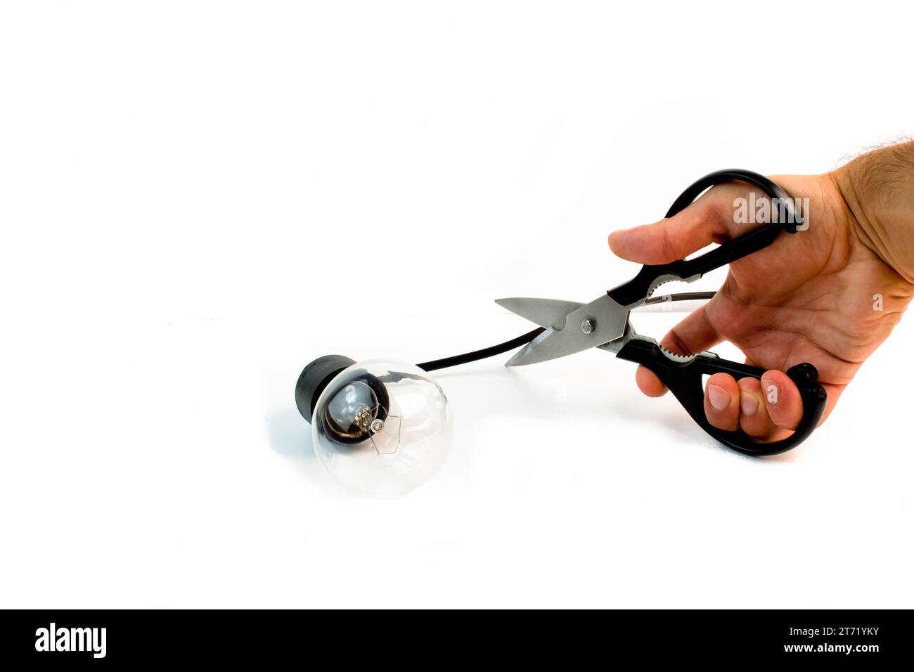 dettaglio di una lampadina con un paio di forbici; dettaglio di una lampadina con un paio di forbici Foto Stock