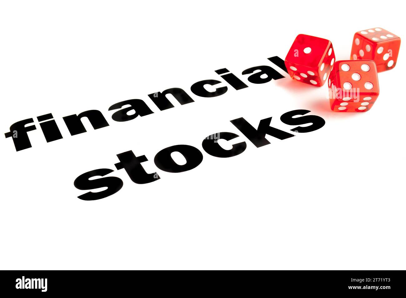 Primo piano di un paio di dadi trasparenti su azioni finanziarie a parola; primo piano di un paio di dadi trasparenti su azioni finanziarie a parola Foto Stock