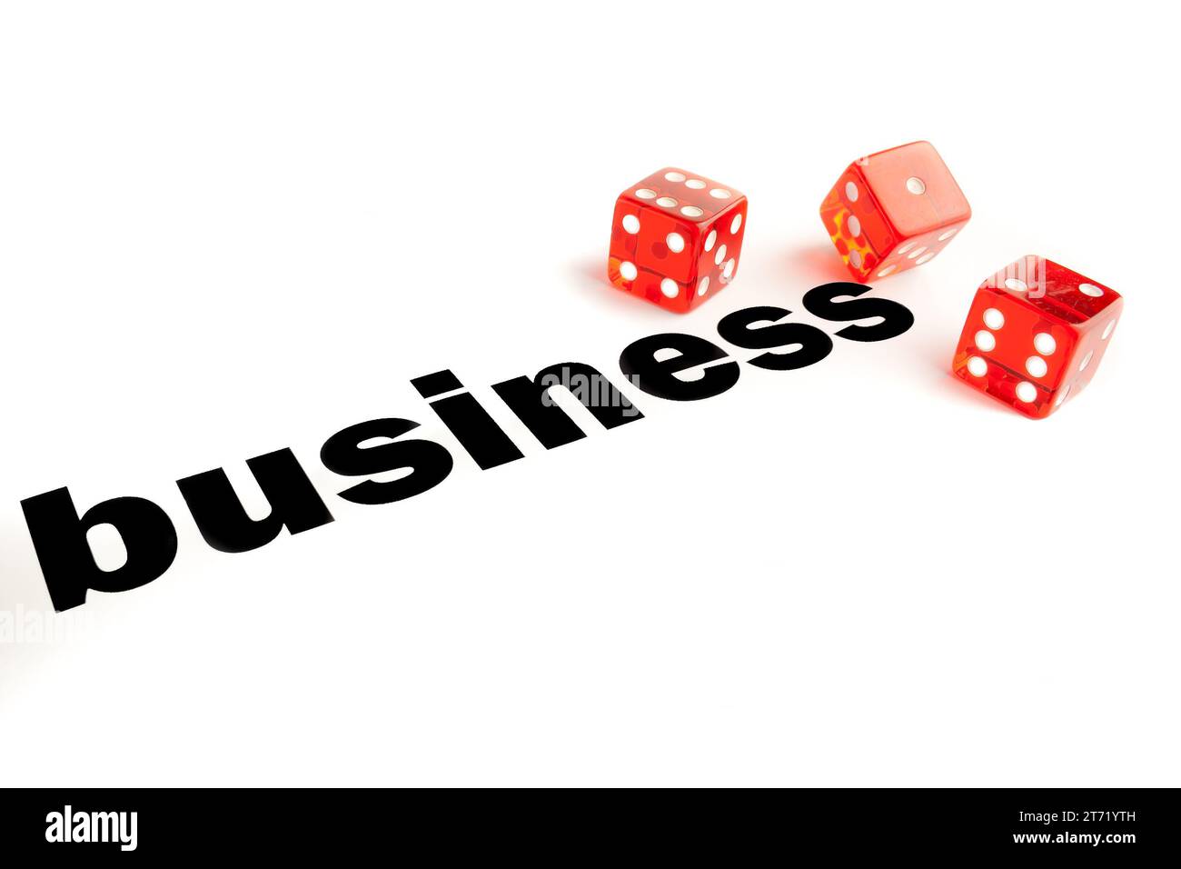 Primo piano di un paio di dadi trasparenti su Word business; primo piano di un paio di dadi trasparenti su Word business Foto Stock