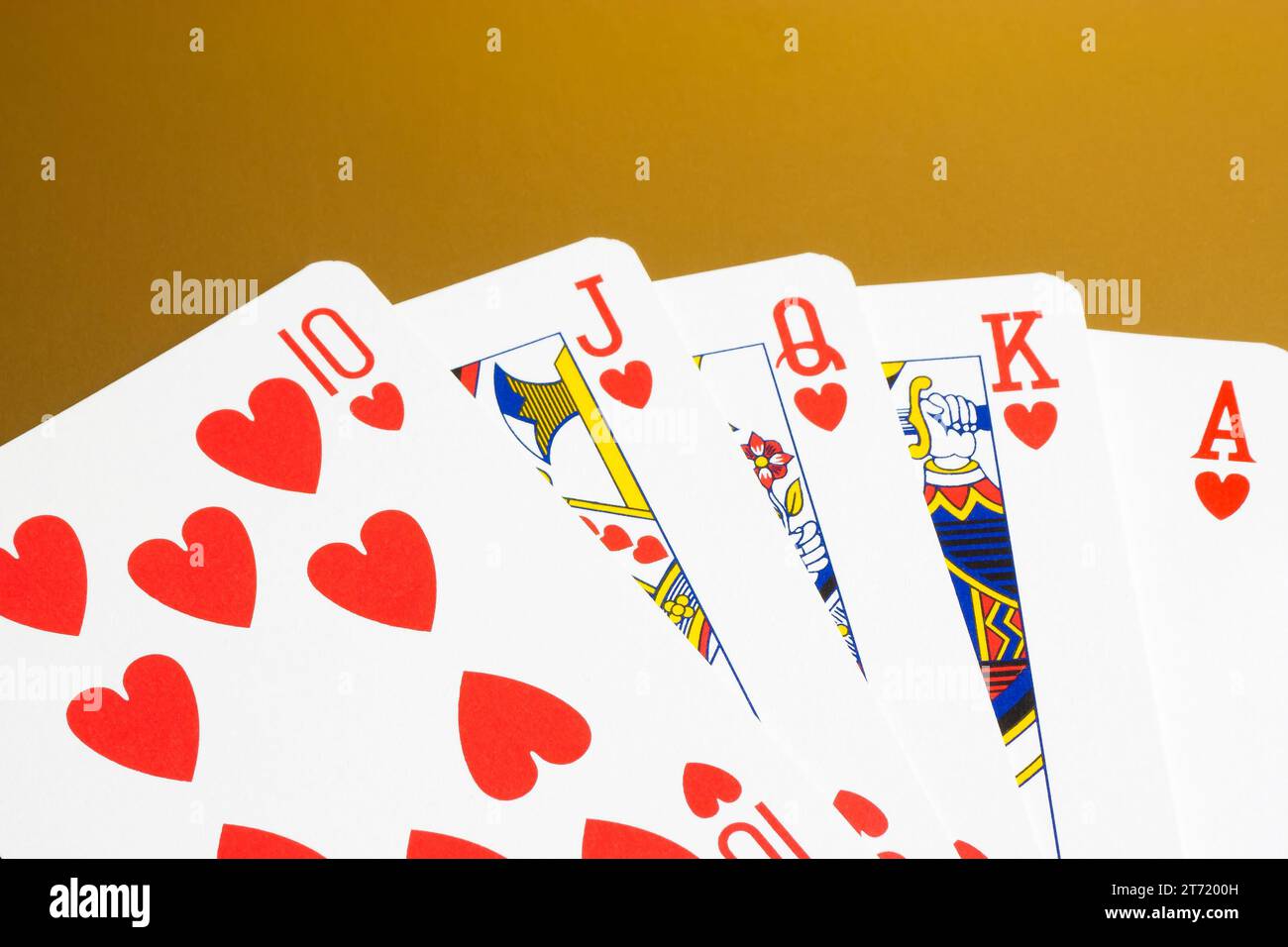 dettaglio di una scala reale di cuori su sfondo dorato; dettaglio di una scala reale di cuori su sfondo dorato Foto Stock