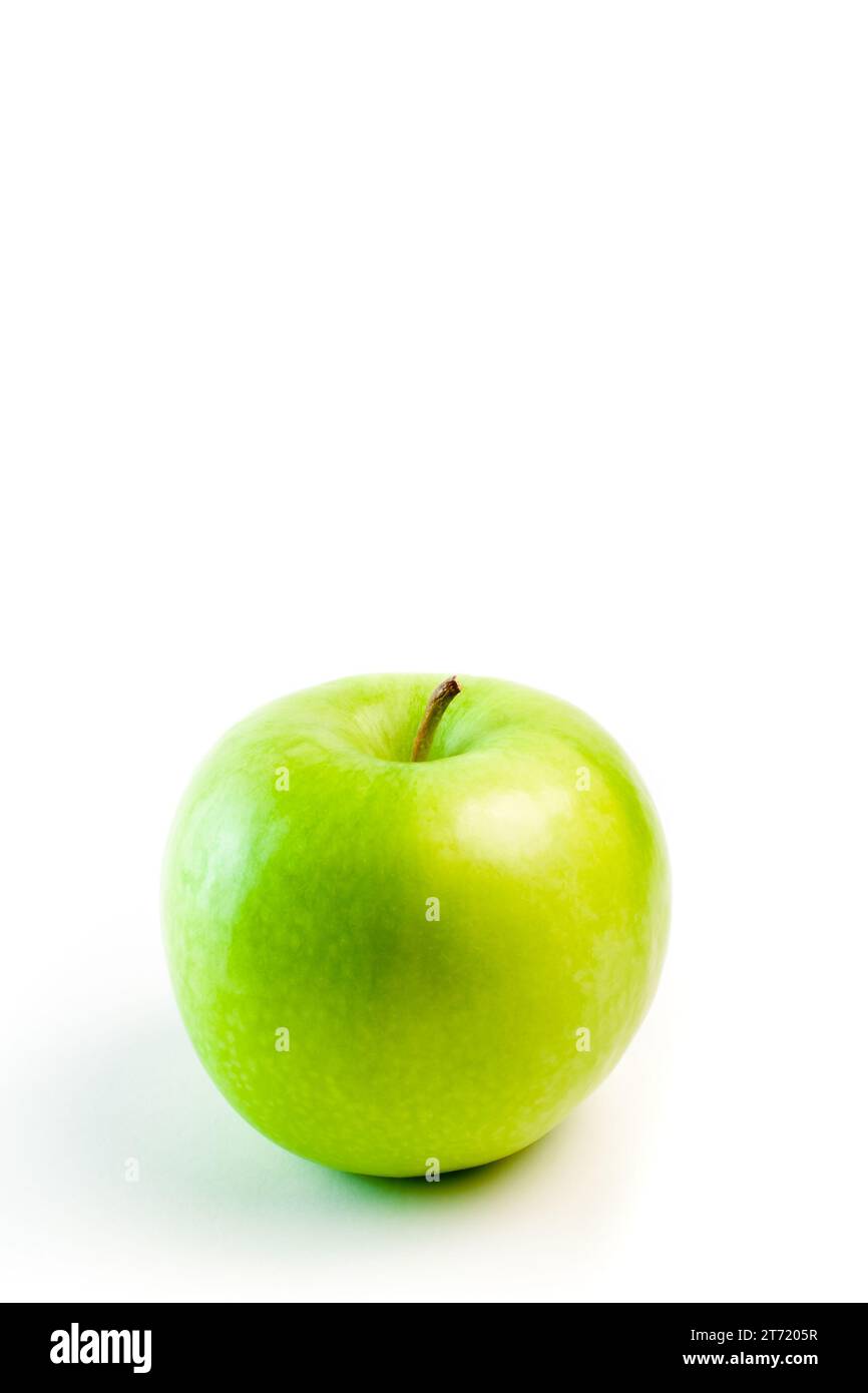 dettaglio della mela verde su sfondo bianco Foto Stock