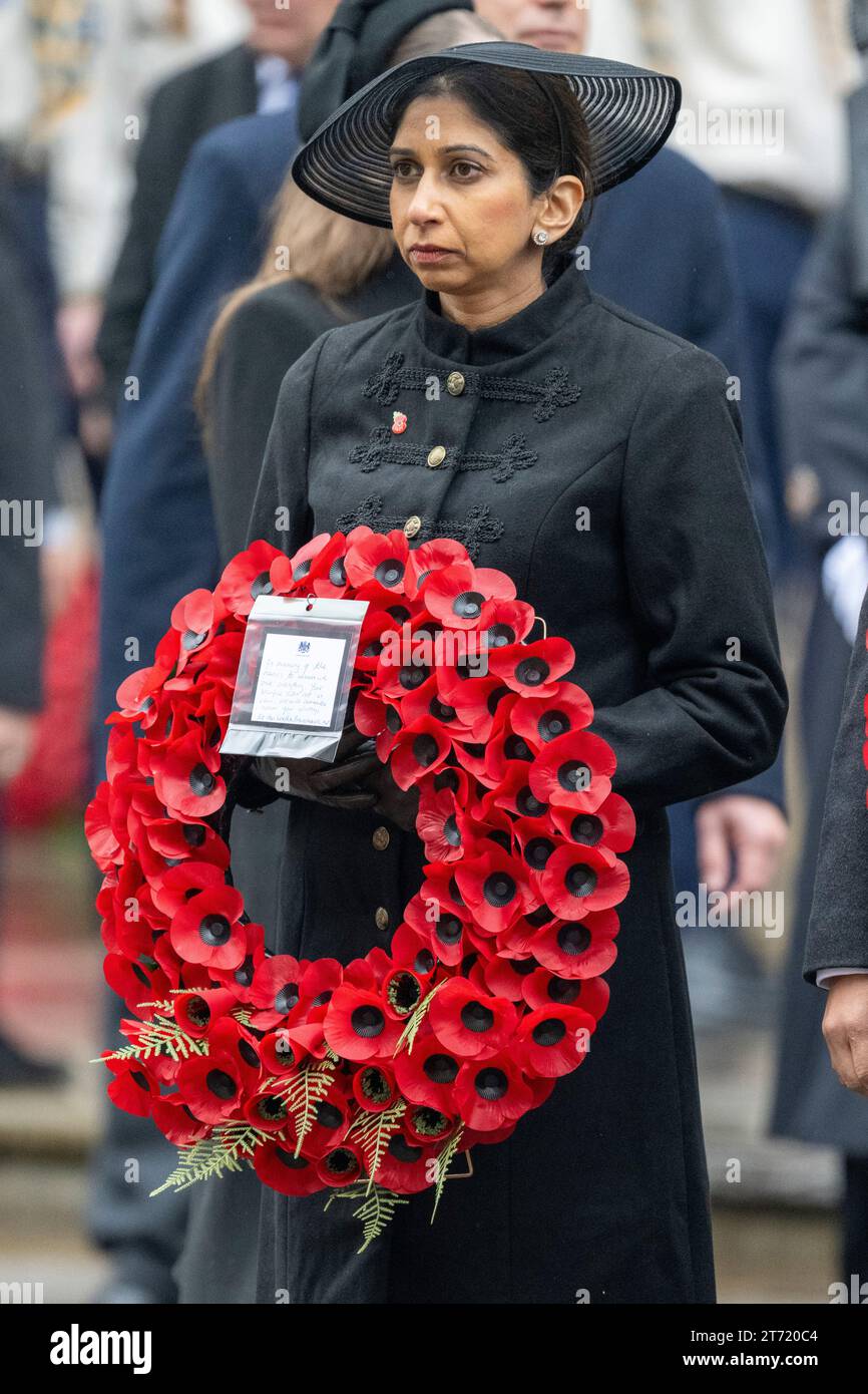 12 novembre 2023. Londra, Regno Unito. Il Ministro degli interni britannico Suella Braverman partecipa al servizio Nazionale della memoria al Cenotafio. Il 13 novembre 2023 è stata licenziata dal primo Ministro britannico Rishi Sunak per le sue critiche alla polizia e alle marce pro-palestinesi. Foto di Ray Tang Foto Stock