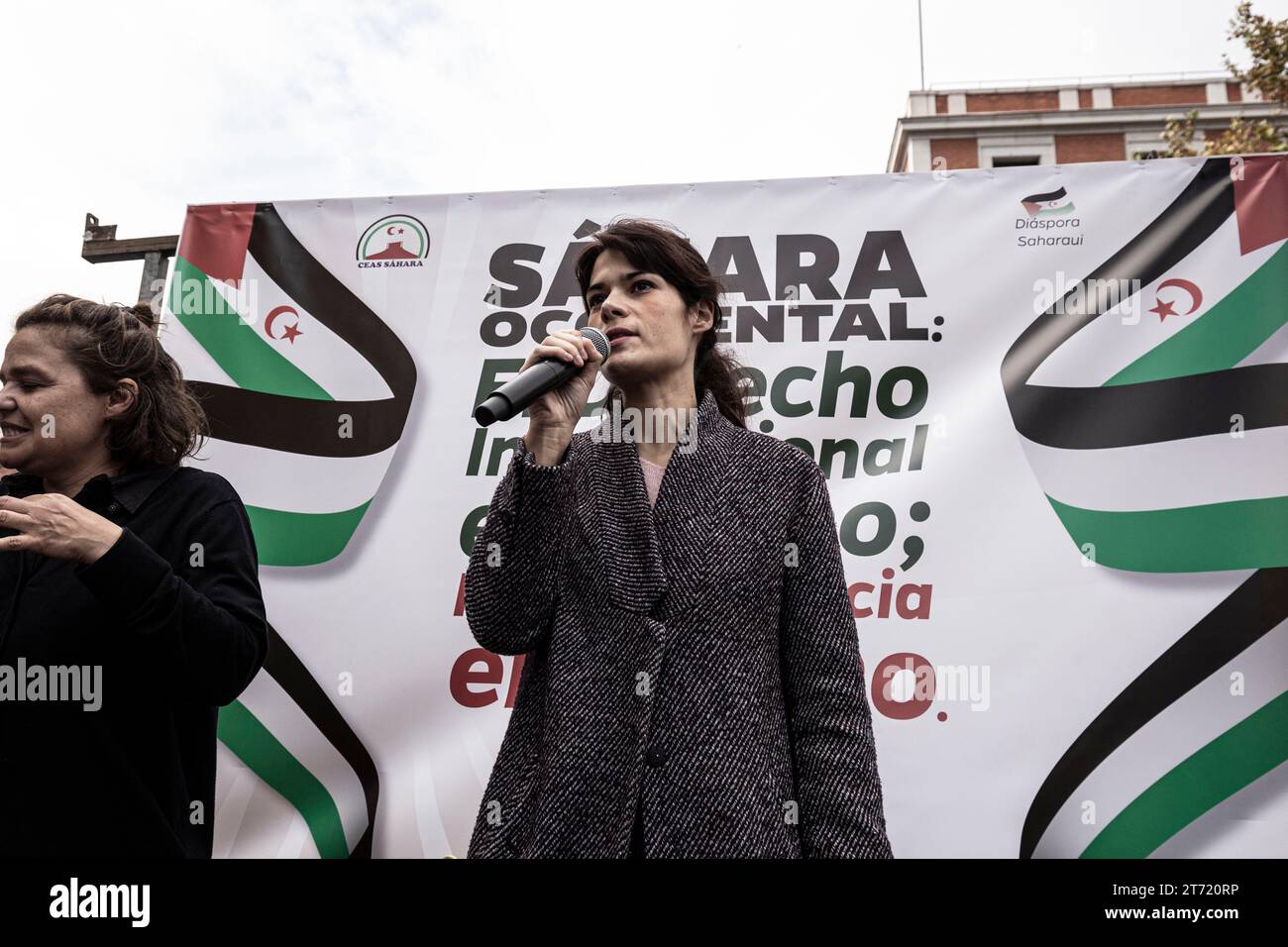 Madrid, Spagna. 11 novembre 2023. ISA Serra (Podemos) fa discorsi durante la dimostrazione. Una massiccia manifestazione guidata dal Coordinatore di Stato delle associazioni in solidarietà con il Sahara (CEAS-Sahara) visita Madrid per chiedere l'autodeterminazione del Sahara. Credito: SOPA Images Limited/Alamy Live News Foto Stock