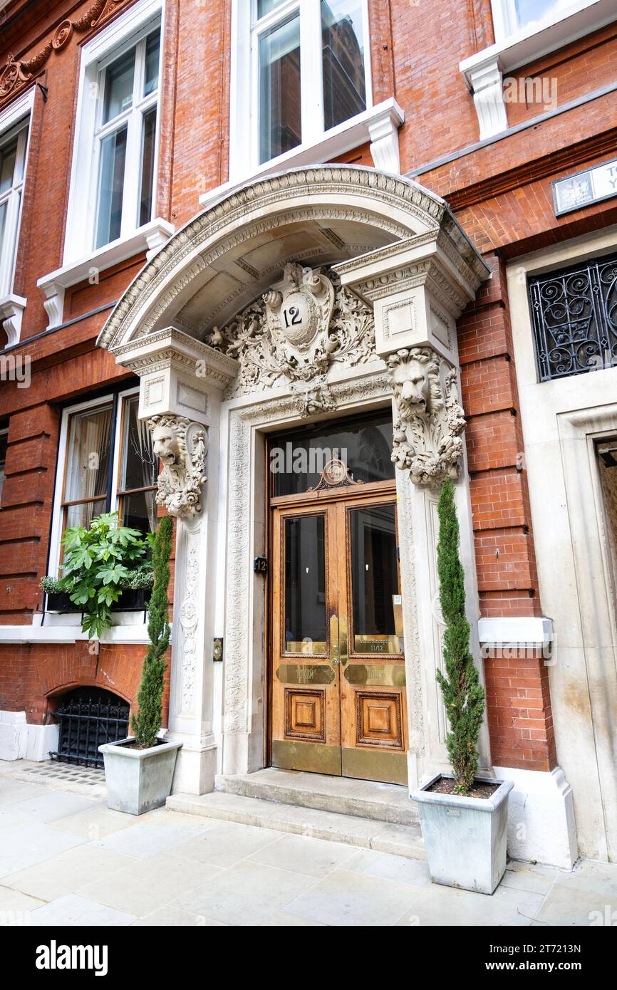 Porta ornata esterna della 1871 Token House decorata con teste di leone, ex banca mercantile Frederick Huth & Co, Tokenhouse Yard, Londra, Inghilterra Foto Stock