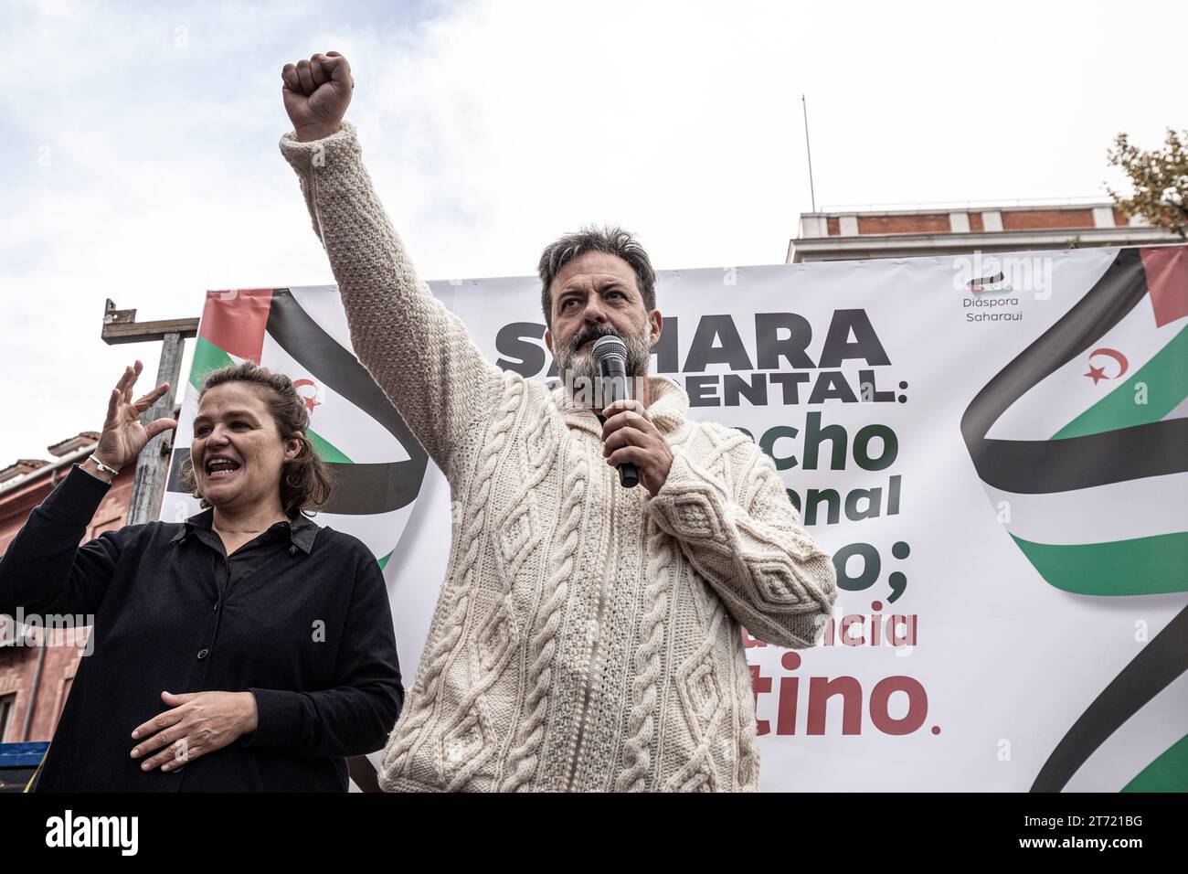 Madrid, Spagna. 11 novembre 2023. Manu Pineda (PCE) fa discorsi durante la dimostrazione. Una massiccia manifestazione guidata dal Coordinatore di Stato delle associazioni in solidarietà con il Sahara (CEAS-Sahara) visita Madrid per chiedere l'autodeterminazione del Sahara. (Foto di Jorge Contreras Soto/SOPA Images/Sipa USA) credito: SIPA USA/Alamy Live News Foto Stock