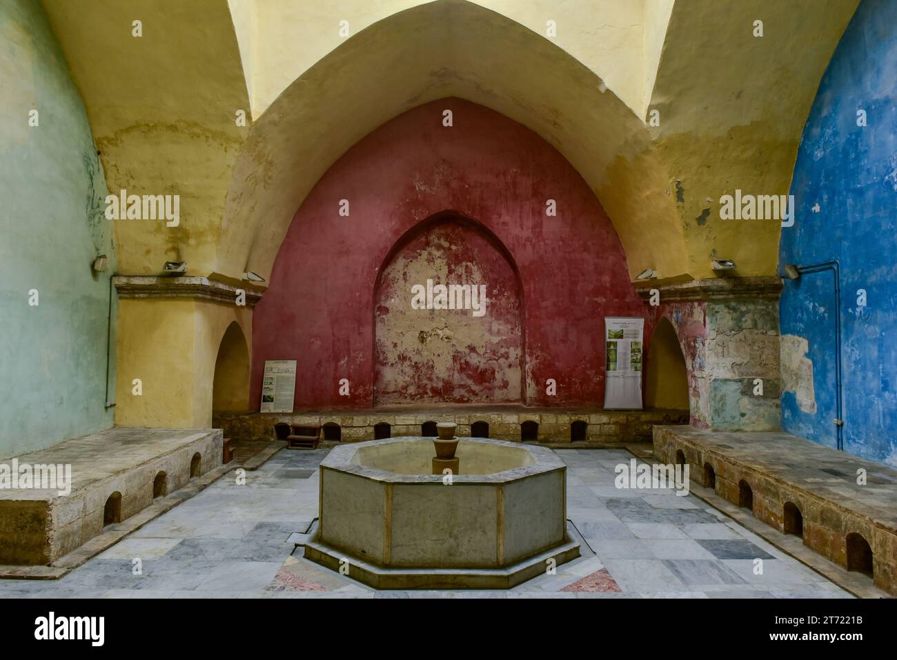Coloratissimi interni dell'Hammam Ezzedine del XIII secolo, costruito dall'emiro conquistatore di Qala'un Ezzedine. Tripoli, Leabnon Foto Stock