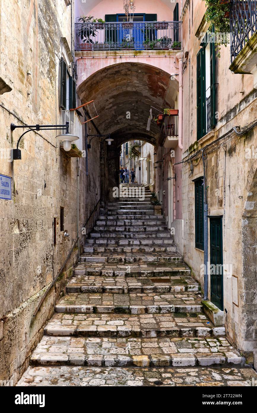 FLT riposa ad arco sulla scalinata di salita Castelvecchio, nei vicoli e sentieri serpeggianti del centro storico di Civita, Matera, Basilicata, Italia Foto Stock