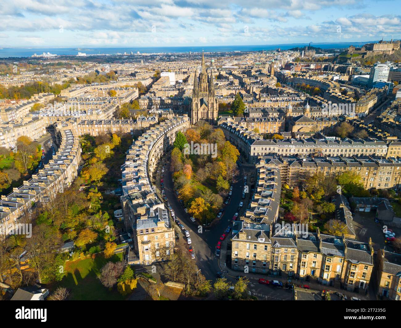 Vista aerea in autunno delle strade e delle abitazioni nel West End di Edimburgo, Scozia, Regno Unito Foto Stock