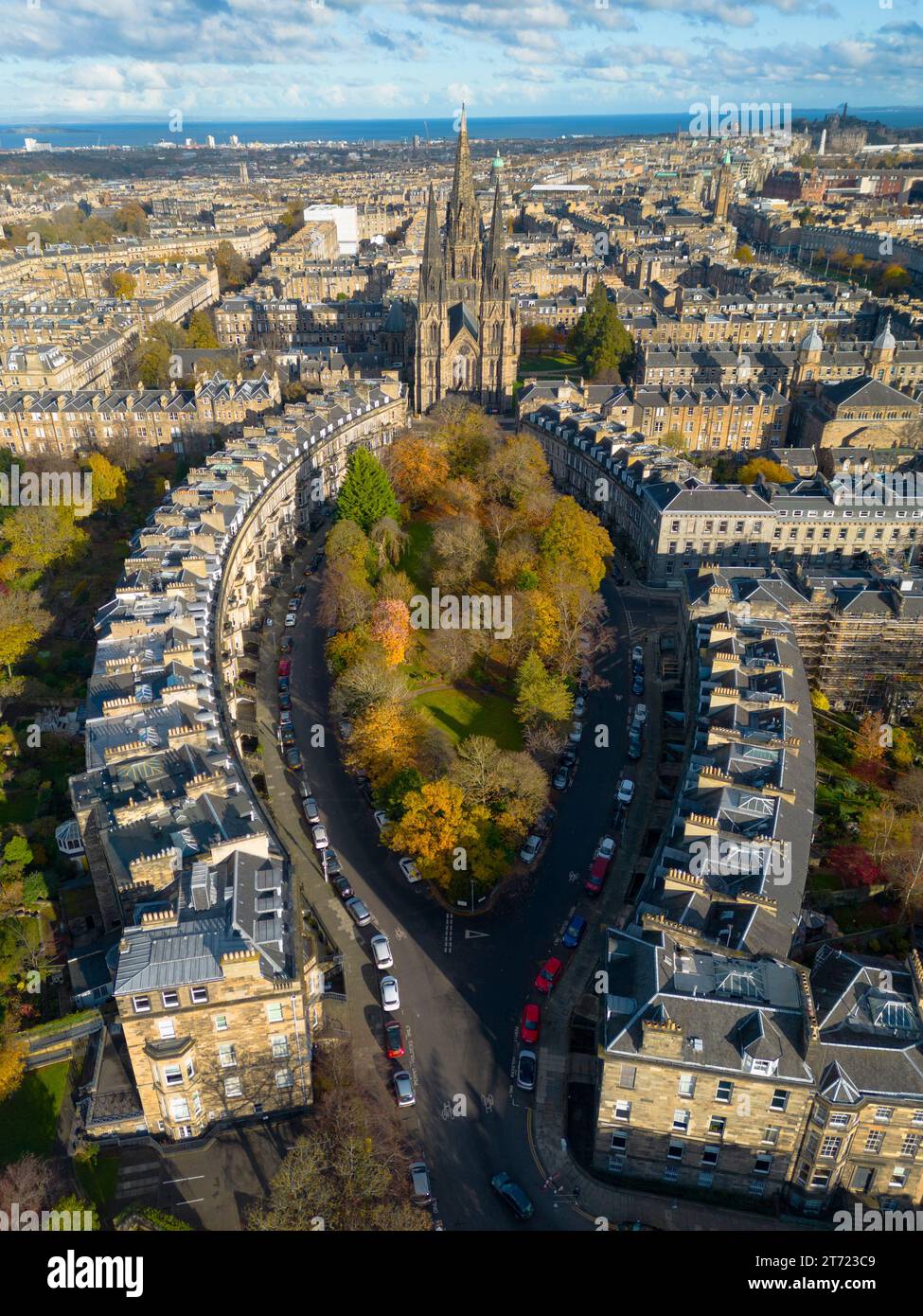 Vista aerea in autunno delle strade e delle abitazioni nel West End di Edimburgo, Scozia, Regno Unito. Guardando verso la chiesa episcopale di Santa Maria lungo Grosvenor an Foto Stock