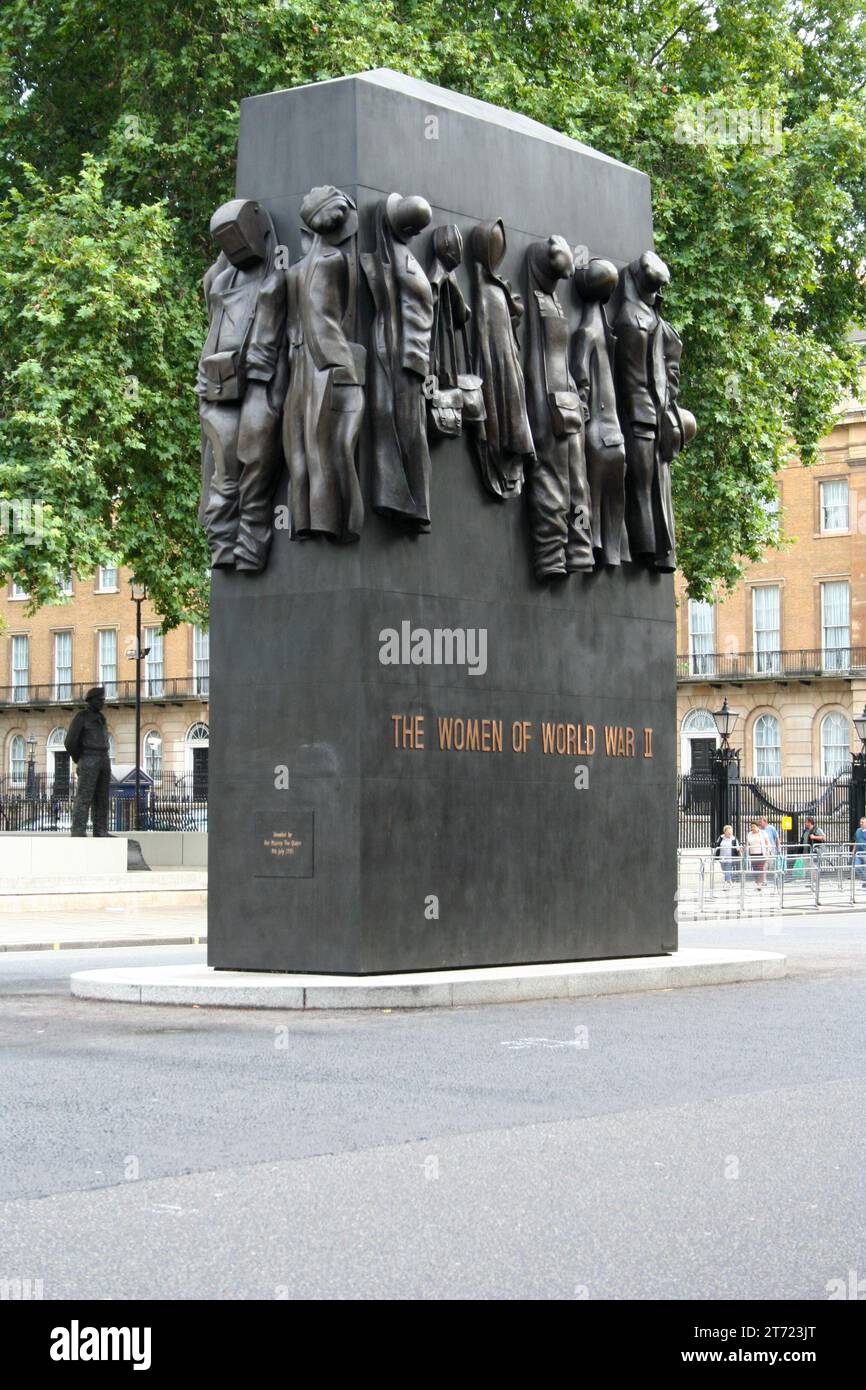 Londra, Inghilterra - 19 agosto 2006: Il Monumento alle donne della seconda guerra mondiale è un memoriale di guerra nazionale britannico situato su Whitehall a Londra, al Foto Stock