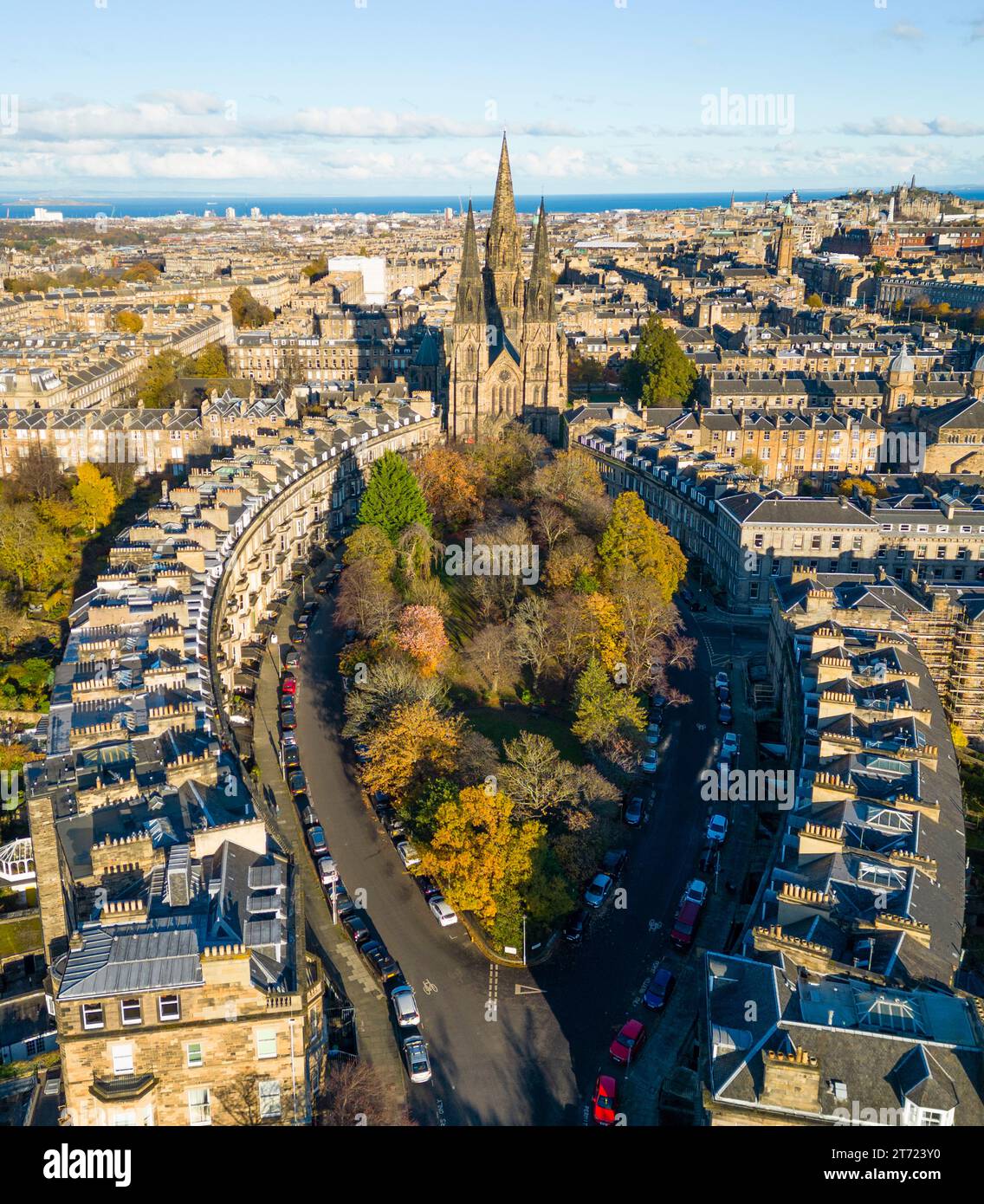 Vista aerea in autunno delle strade e delle abitazioni nel West End di Edimburgo, Scozia, Regno Unito. Guardando verso la chiesa episcopale di Santa Maria lungo Grosvenor an Foto Stock