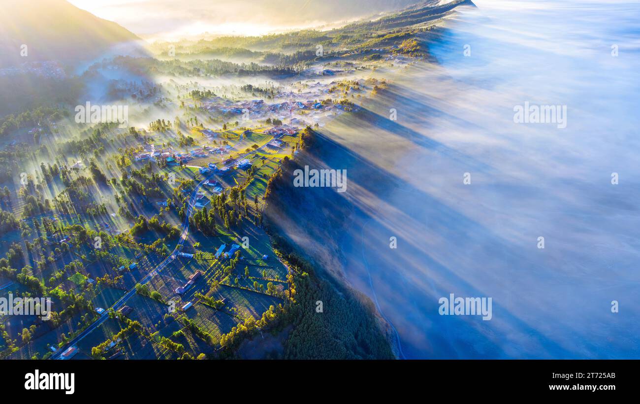 Villaggio di Cemoro lawang all'alba vicino al monte Bromo nel parco nazionale di Bromo tengger semeru, Giava orientale, Indonesia Foto Stock