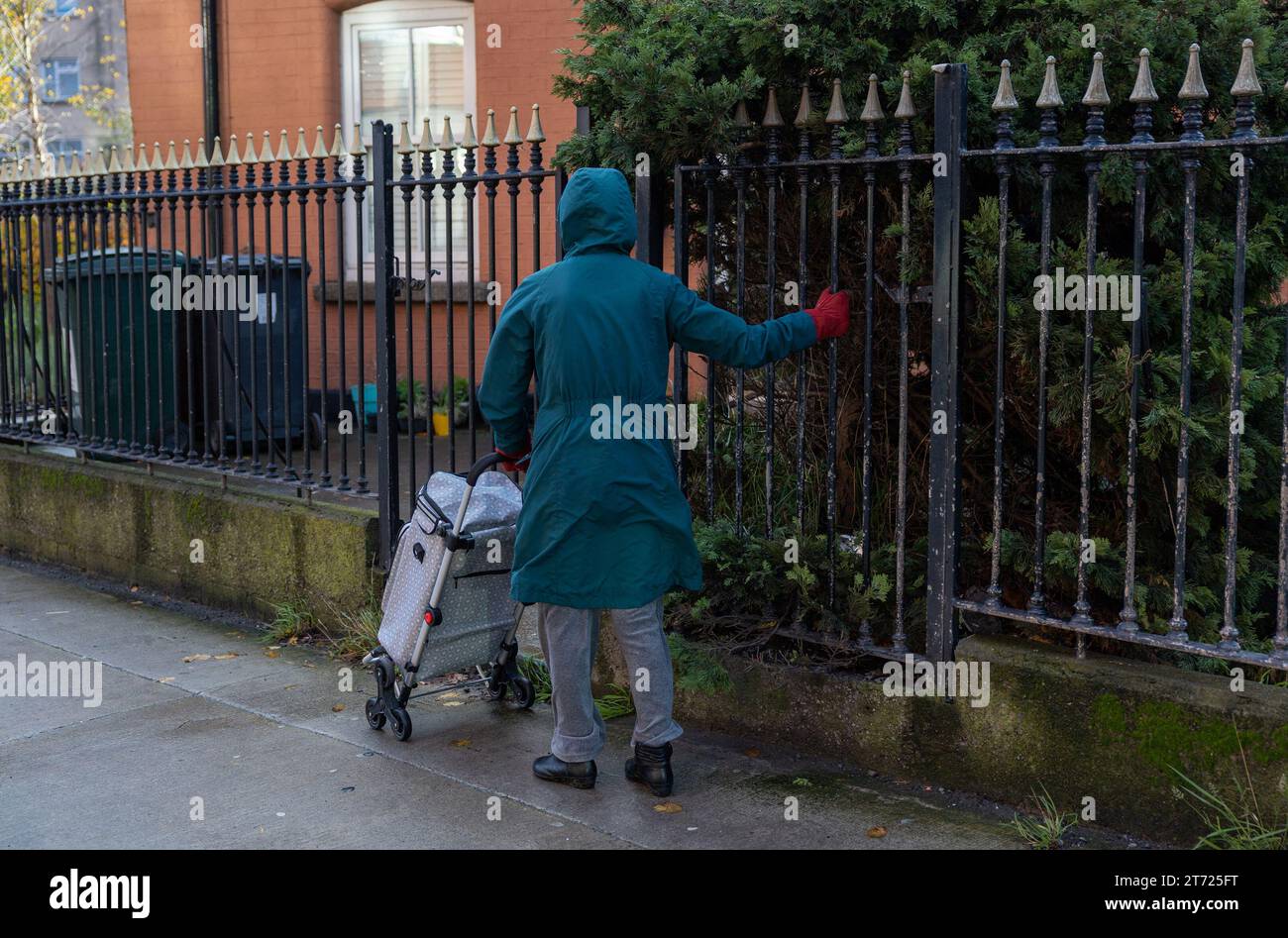 Una donna tiene le ringhiere al vento a Cork Street, Dublino, mentre Storm Debi ha attraversato l'Irlanda. Forti venti e alberi caduti sono stati segnalati in tutto il paese mentre le autorità locali cominciano a valutare i danni mentre la tempesta Debi spazza attraverso l'isola d'Irlanda. Data foto: Domenica 13 novembre 2022. Foto Stock