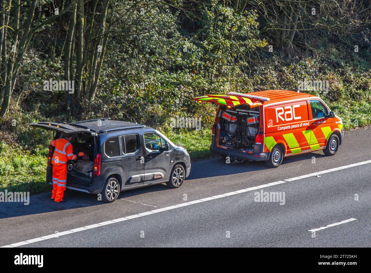 Furgone RAC 24 ore recupero stradale di emergenza, attrezzatura di traino, guasto, fuori carica, Citroen e-Berlingo Flair XTR M 136 L1H1 SWB 50 kWh batteria Auto Nero piccola MPV elettricità 100 kW Foto Stock