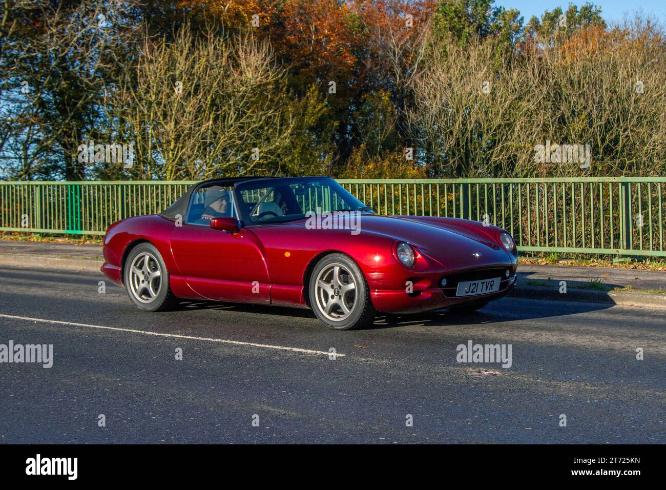 Anni '1999 90 anni '90 Blackpool costruì British Red TVR Chimaera Car Cabriolet benzina 3952 cc, auto sportiva roadster a due posti; attraversamento del ponte autostradale a Manchester, Regno Unito Foto Stock
