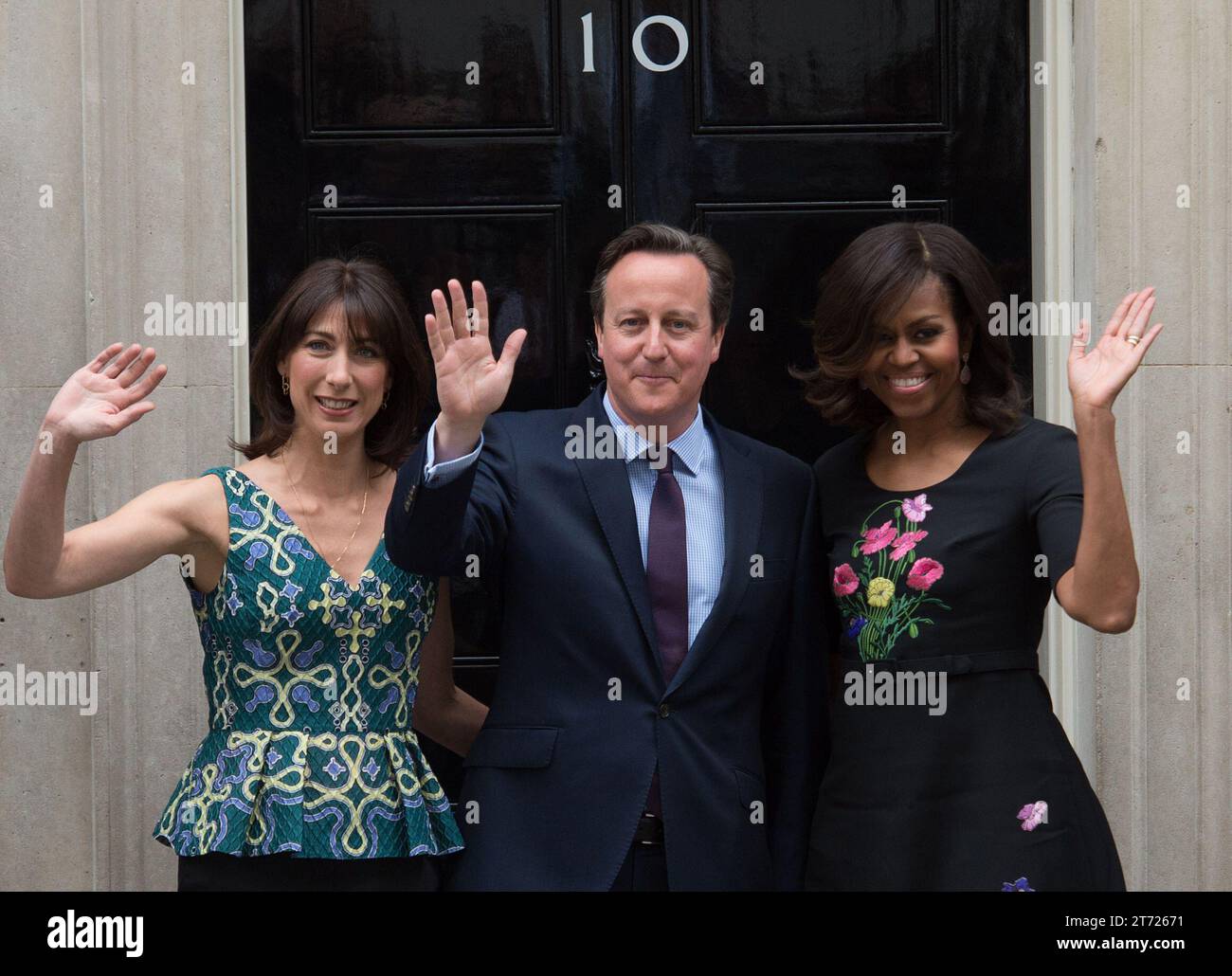 Foto del file datata 16/06/15 dell'allora primo ministro David Cameron (al centro) e sua moglie Samantha (a sinistra) salutano Michelle Obama fuori 10 Downing Street, Londra. David Cameron ha fatto un drammatico ritorno al governo come Ministro degli Esteri in un rimpasto innescato dalla decisione di Rishi Sunak di licenziare Suella Braverman dal Ministero degli interni. Data di emissione: Lunedì 13 novembre 2023. Foto Stock