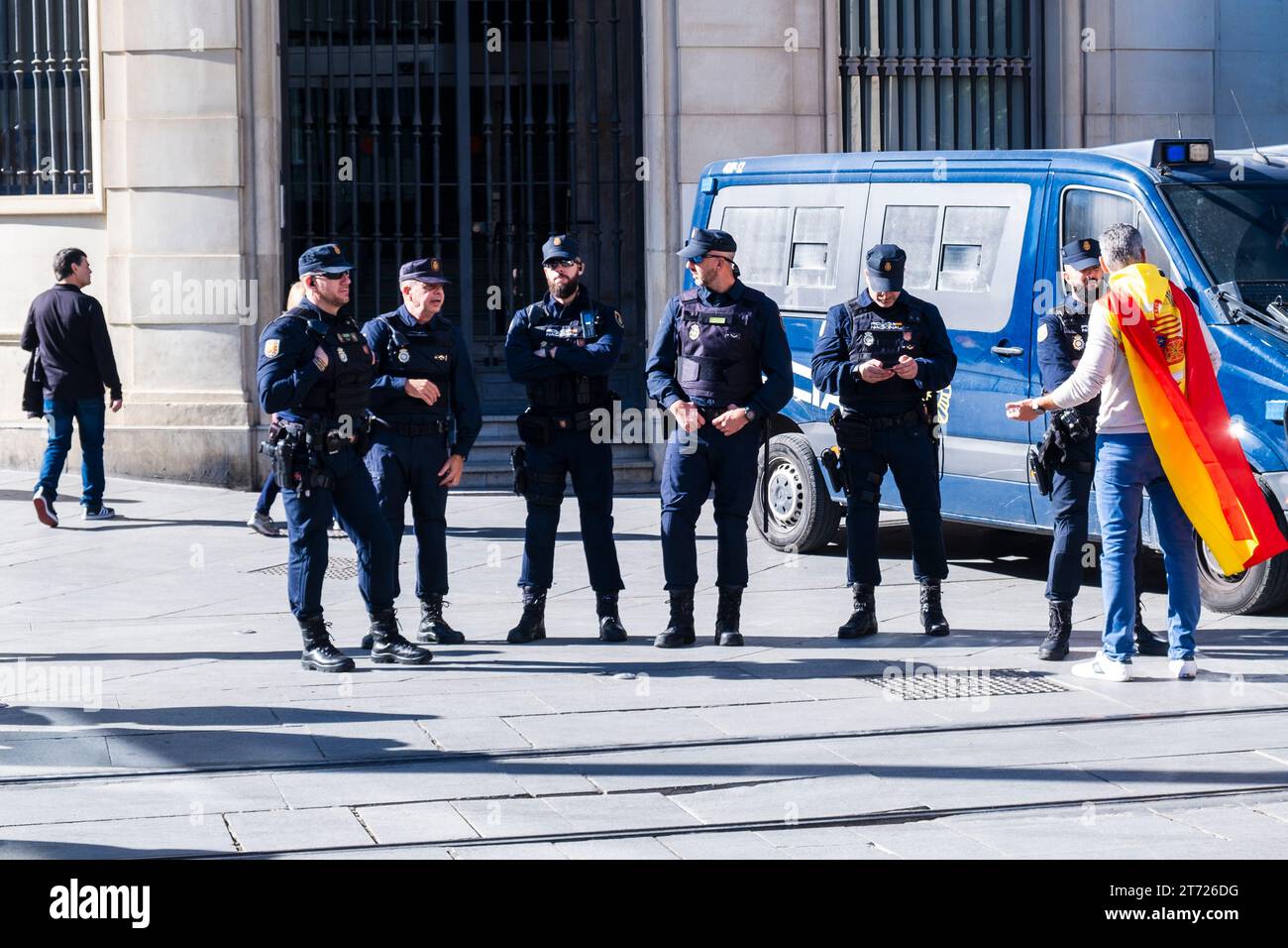 Protesta contro una futura legge sull'amnistia a Siviglia, in Spagna. 12 novembre 2023. La gente protesta nel centro della città. La manifestazione convocata dal Partito Popolare (PP) in tutte le capitali provinciali per protestare contro una futura legge di amnistia dopo il patto PSOE con Junts e ERC. Crediti fotografici: Frank Molter/Alamy Live News Foto Stock