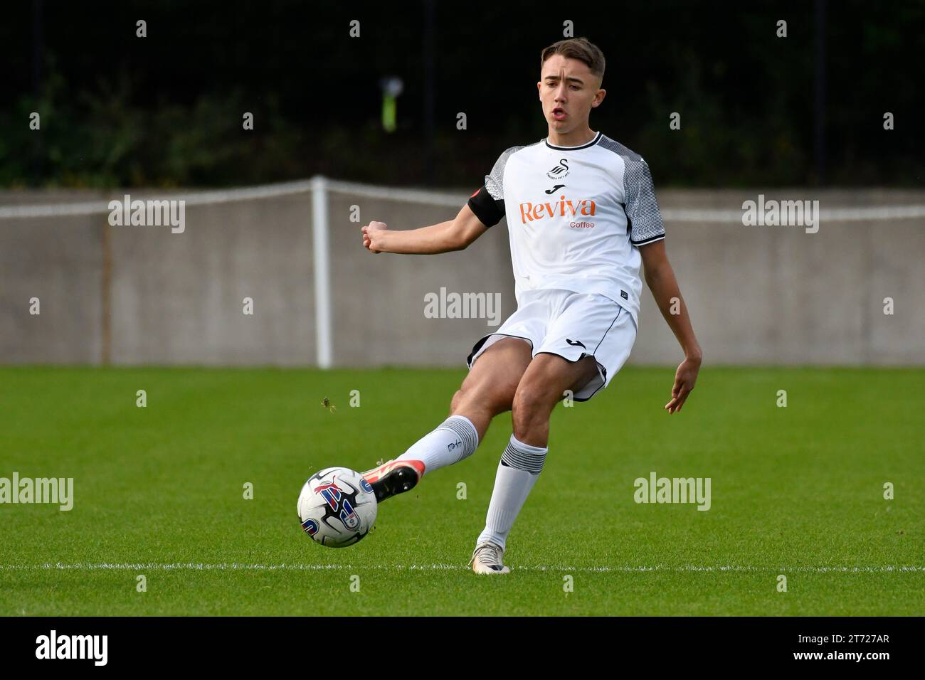 Swansea, Galles. 11 novembre 2023. Iestyn Jones di Swansea City in azione durante l'Under 18 Professional Development League match tra Swansea City e Millwall alla Swansea City Academy di Swansea, Galles, Regno Unito, l'11 novembre 2023. Crediti: Duncan Thomas/Majestic Media. Foto Stock