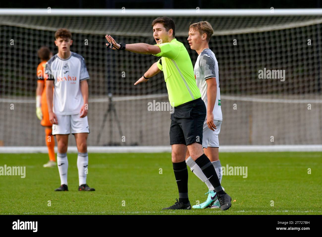 Swansea, Galles. 11 novembre 2023. L'arbitro di partita John Duffy interrompe il gioco durante la partita Under 18 Professional Development League tra Swansea City e Millwall alla Swansea City Academy di Swansea, Galles, Regno Unito, l'11 novembre 2023. Crediti: Duncan Thomas/Majestic Media. Foto Stock