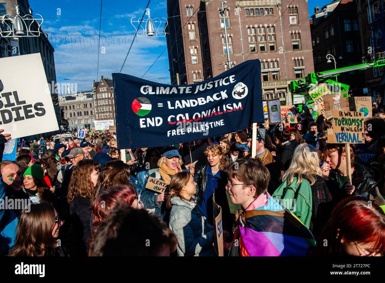 12 novembre, Amsterdam. Poco prima delle elezioni generali olandesi (22 novembre), circa 85,000 persone scesero per le strade di Amsterdam per chiedere al governo olandese di intervenire per affrontare la crisi climatica. La marcia è organizzata dalla coalizione olandese per la crisi climatica, che è una collaborazione tra undici diverse organizzazioni e gruppi. La manifestazione ha contato con la presenza dell'attivista svedese per il clima, Greta Thunberg. Foto Stock