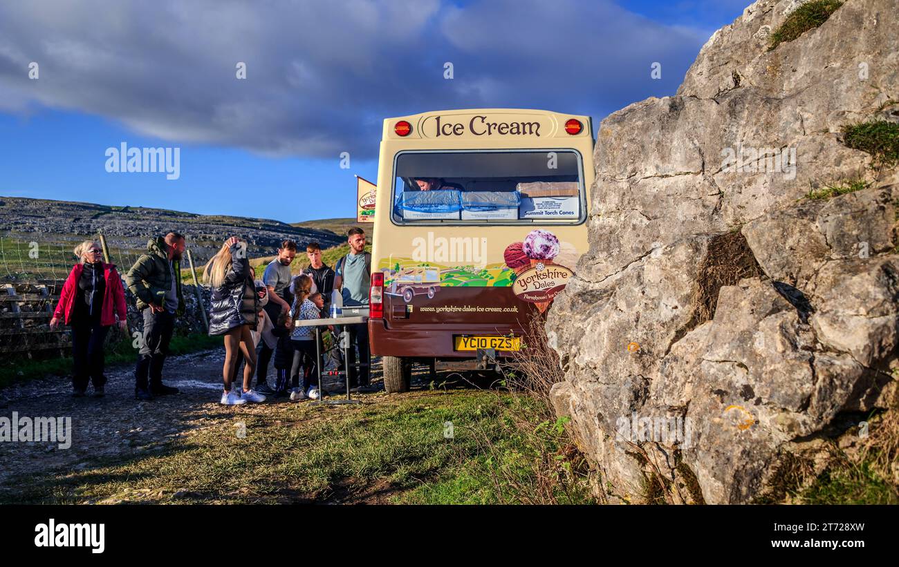 Gli amanti delle passeggiate in una giornata nelle Yorkshire Dales si fermano in un solitario pulmino per gelati sulle brughiere per un po' di ristoro. Foto Stock