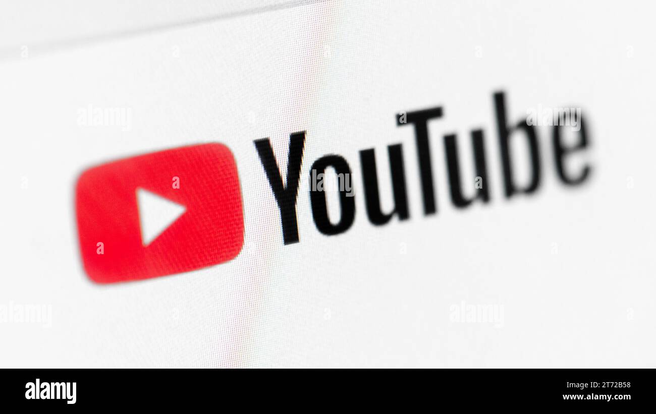 Primo piano del logo sull'intestazione di una pagina Web di YouTube. YouTube è un sito Web di hosting e condivisione di video e una piattaforma di social media Foto Stock