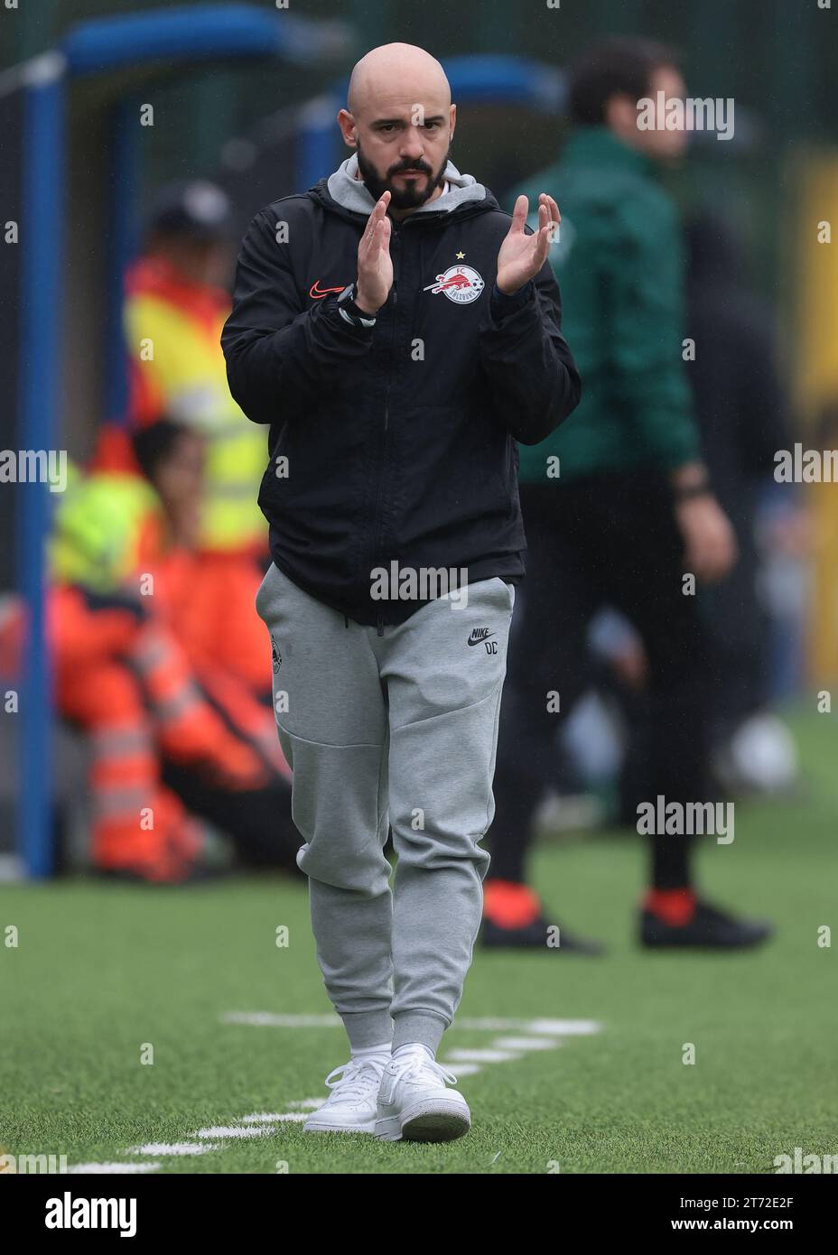 Milano, Italia. 24 ottobre 2023. Onur Cinel Head Coach del FC Salzburg applaude durante la partita della UEFA Youth League presso il Centro sviluppo Giovanile di Milano. Il credito fotografico dovrebbe leggere: Jonathan Moscrop/Sportimage Credit: Sportimage Ltd/Alamy Live News Foto Stock