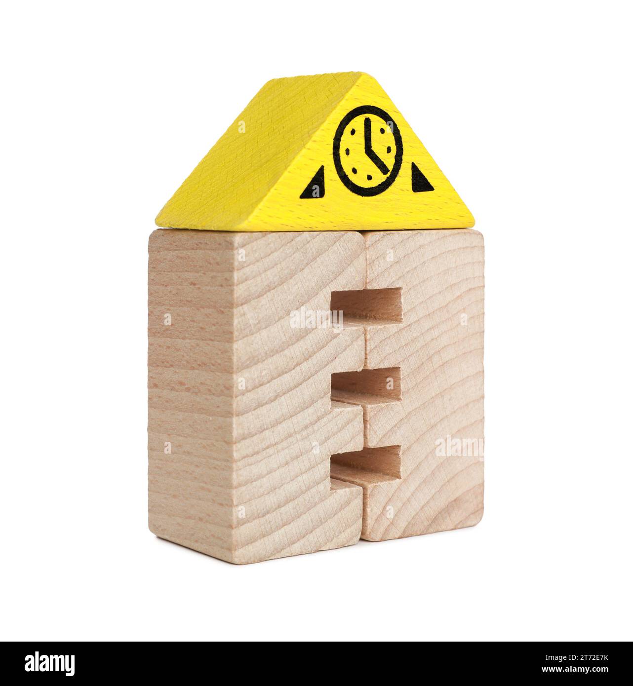 Torre dell'orologio in legno composta da blocchi isolati su bianco. Giocattolo educativo per lo sviluppo di abilità motorie Foto Stock