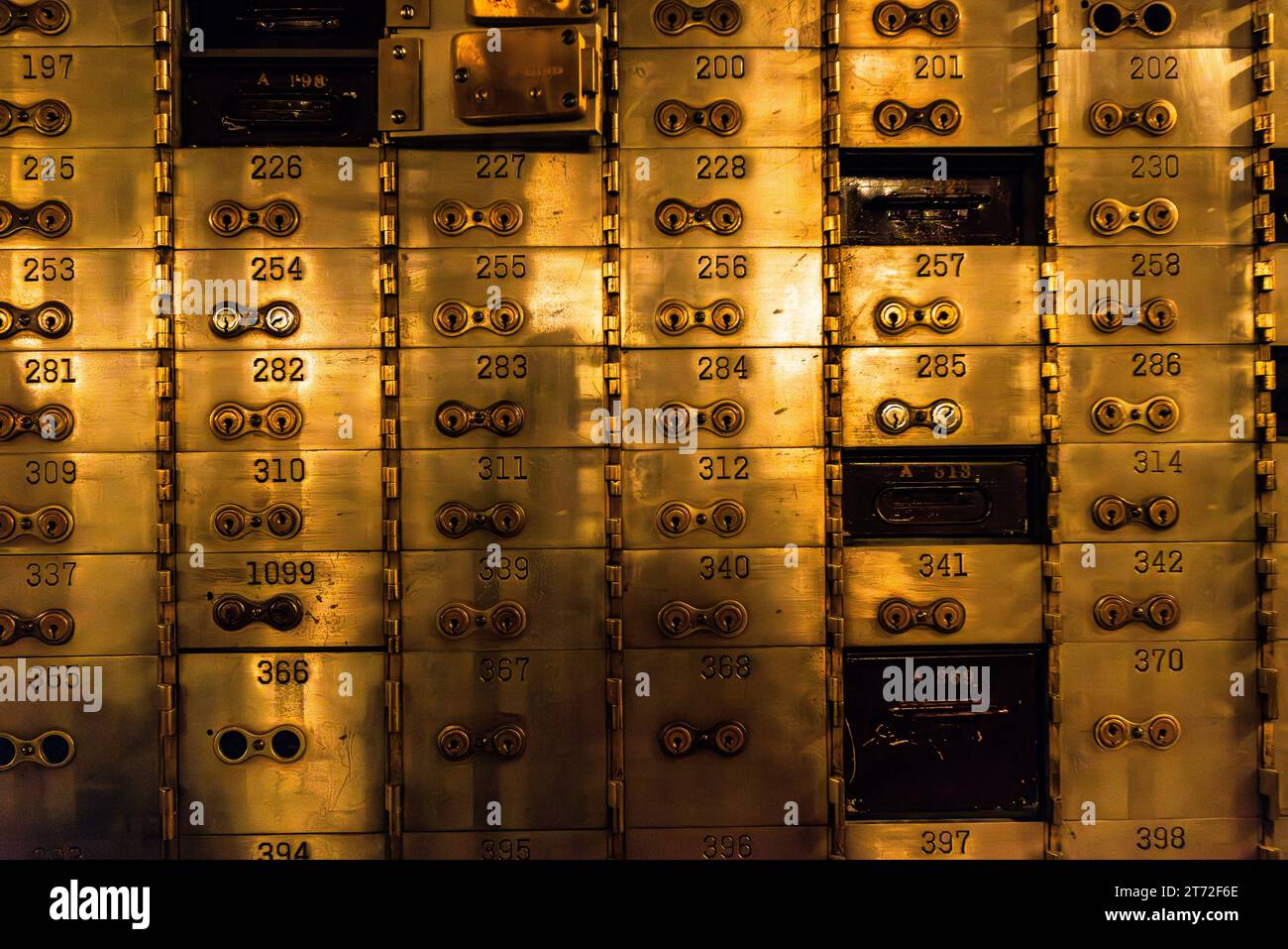 La volta storica del Central Standard Building a Chicago, Illinois, Stati Uniti, mostra file di cassette di sicurezza in ottone numerate, un tempo le più grandi della città. Alcune cassette, come i numeri 257 e A518, presentano fronti più scuri con serrature diverse. L'edificio, completato nel 1924 su LaSalle Street, apre la volta al pubblico durante il festival Open House Chicago. Foto Stock