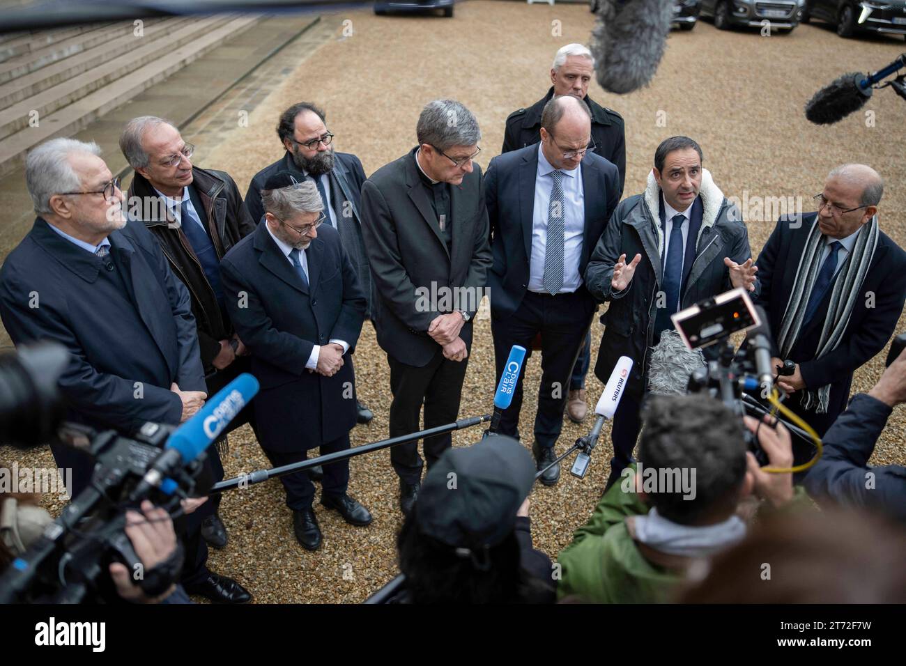 Presidente del Concistoro centrale israeliano di Francia Elie Korchia (2ndR), affiancato dall'Arcivescovo di Reims e Presidente della Conferenza delle Eveques de France (CEF - Conferenza Episcopale di Francia) Eric de Moulins-Beaufort (C), Gran Rabbino di Francia Haim Korsia (3rdL), rettore della grande Moschea di Parigi, Chems-eddine Hafiz (L), presidente della Federazione protestante di Francia (FPF) Christian Krieger (4thR), copresidente dell'Unione buddista di Francia Antony Boussemart (3RDR), presidente del Consiglio francese della fede musulmana (Conseil Francais du Culte Musulman, CFCM) Mohamed Moussaoui (R Foto Stock