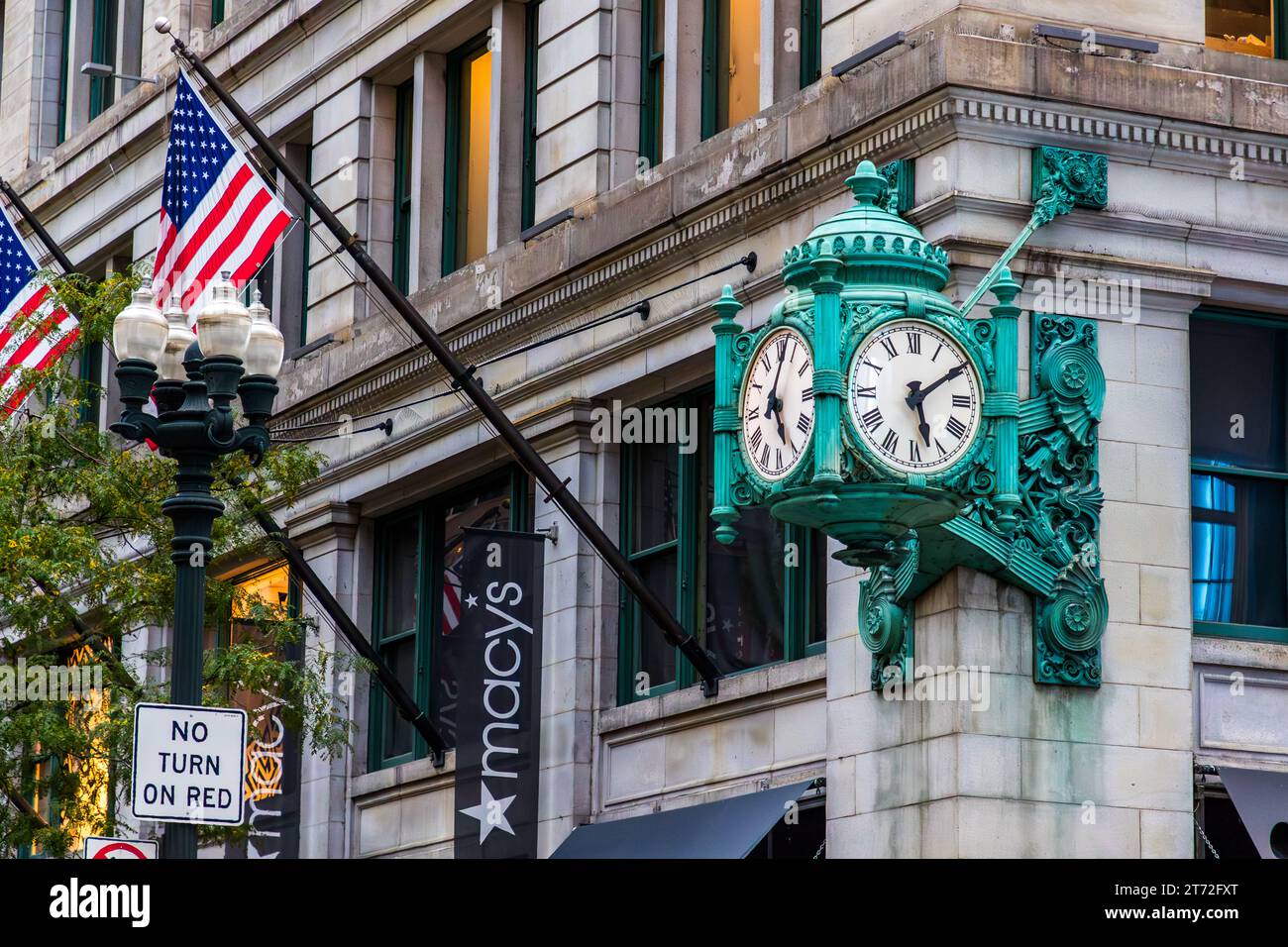 Orologio iconico sul Marshall Field Building (ora sede di Macy's) in State Street, nel quartiere Loop di Chicago, Illinois, USA. Dal 1897, l'orologio di uno dei primi grandi magazzini di Chicago è stato un luogo d'incontro per generazioni: "Incontriamoci sotto l'orologio di Marshall Field". The Clock all'angolo del Macy's Department Store (ex Marshall Field) a Chicago, Stati Uniti Foto Stock