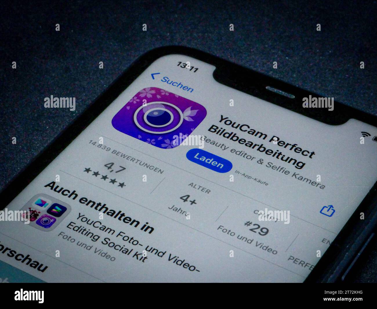 App Store - Apple - YouCam Perfect Bildbearbeitung Apple App Store auf einem iPhone. App für künstliche Intelligenz // 13.11.2023 *** App Store Apple YouCam editing perfetto delle immagini Apple App Store su iPhone App per intelligenza artificiale 13 11 2023 Foto Stock