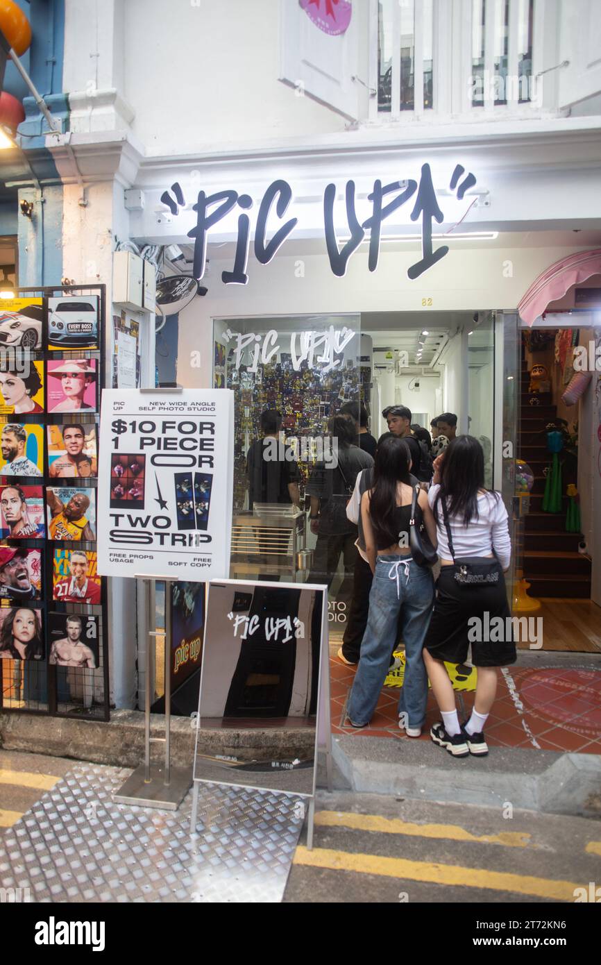 Vista verticale dello stand fotografico che attrae la prossima generazione di giovani a scattare foto con gli amici per la pubblicità e la tendenza. Singapore Foto Stock