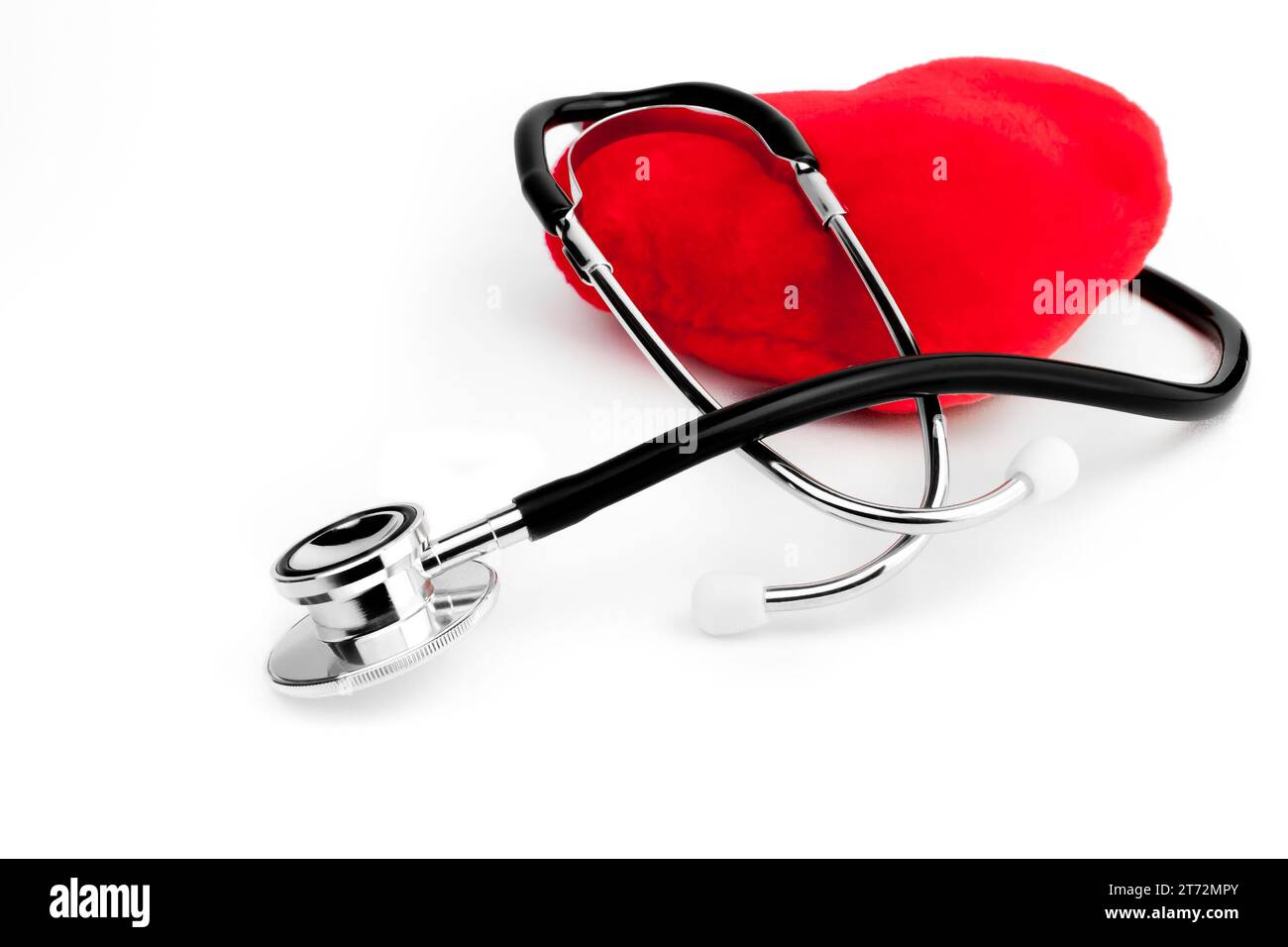 primo piano di uno stetoscopio sul cuore su sfondo bianco Foto Stock